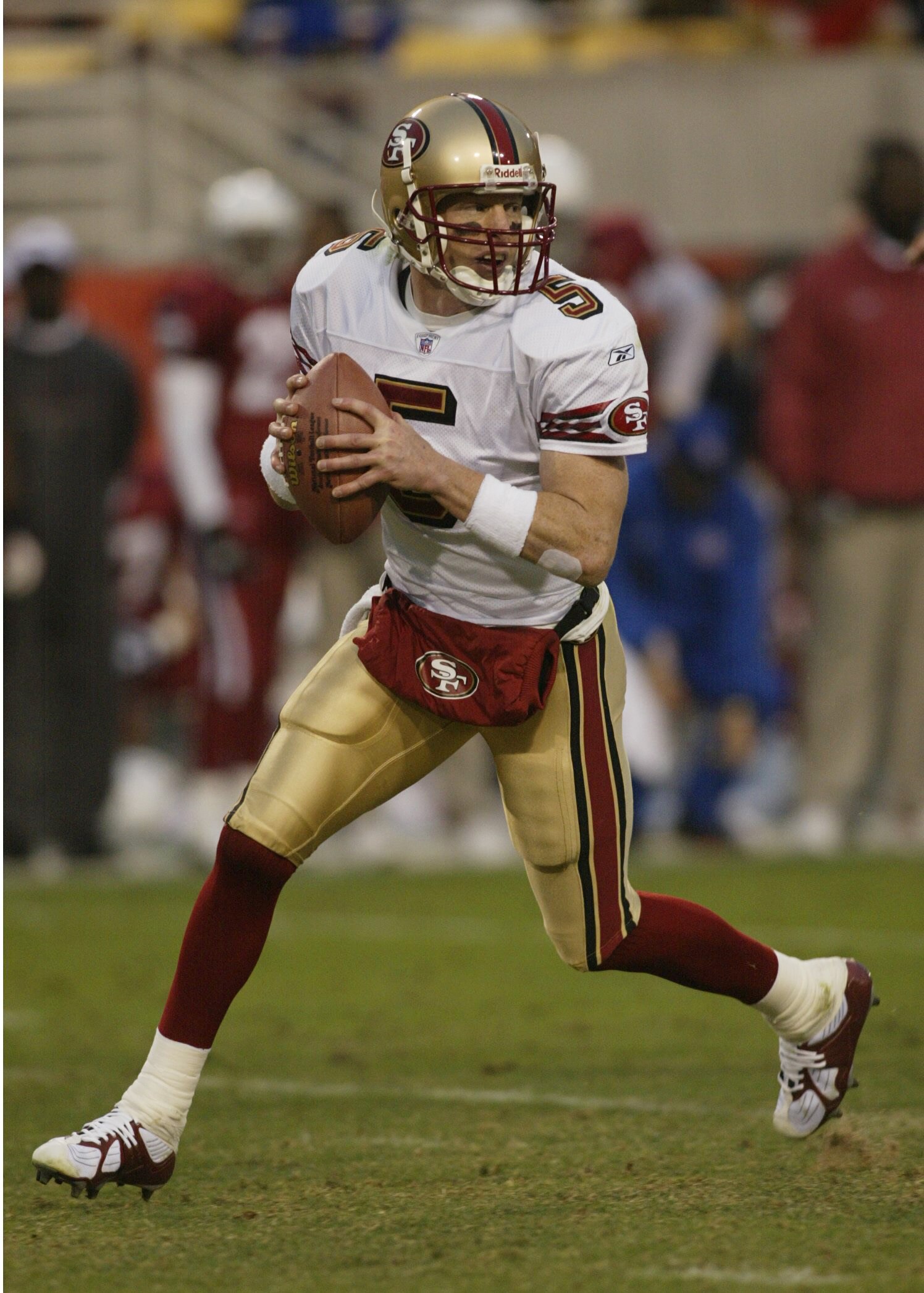 TEMPE, AZ - DECEMBER 21:  Jeff Garcia #5 of the San Francisco 49ers rolls out against the Arizona Cardinals on December 21, 2002  at Sun Devil Stadium in Tempe, Arizona.  The 49ers won 17-14.  (Photo by Stephen Dunn/Getty Images)