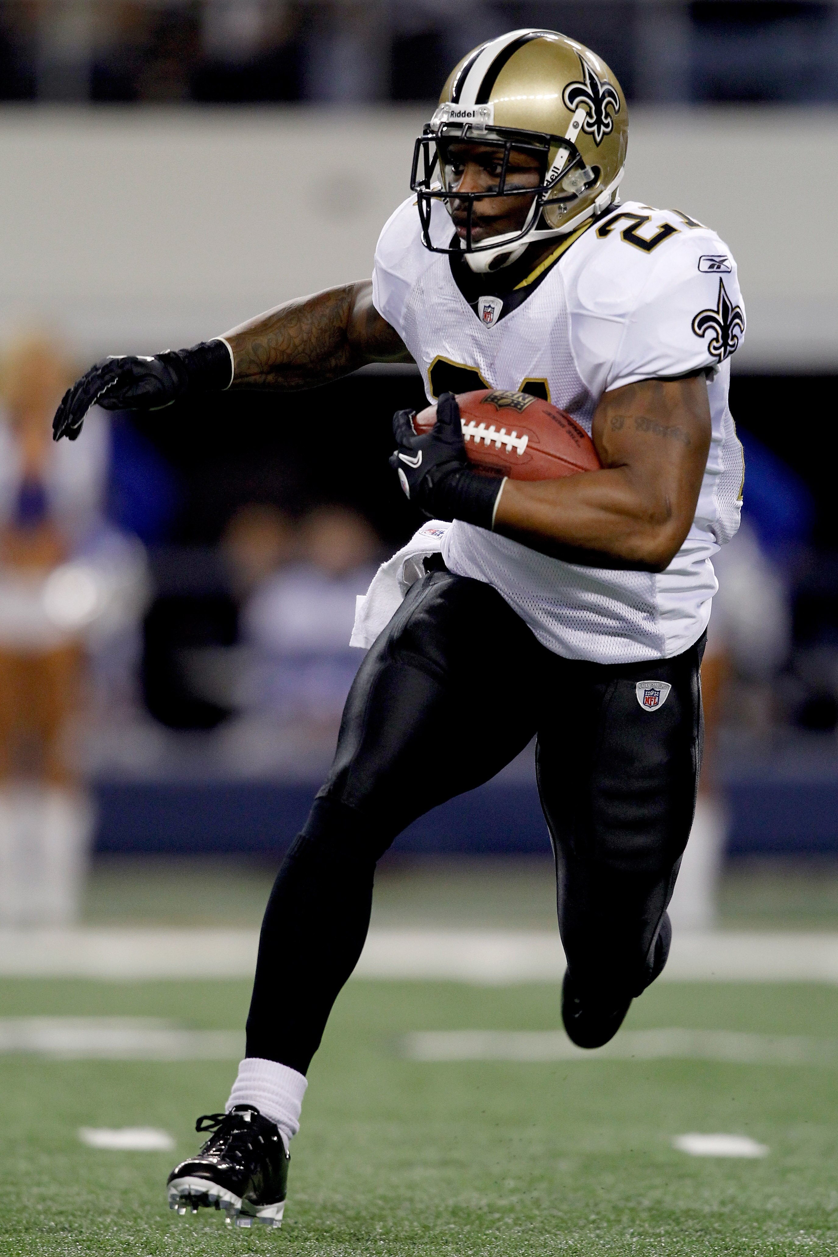 ARLINGTON, TX - NOVEMBER 25:  Julius Jones #21 of the New Orleans Saints carries the ball against the Dallas Cowboys at Cowboys Stadium on November 25, 2010 in Arlington, Texas.  (Photo by Matthew Stockman/Getty Images)