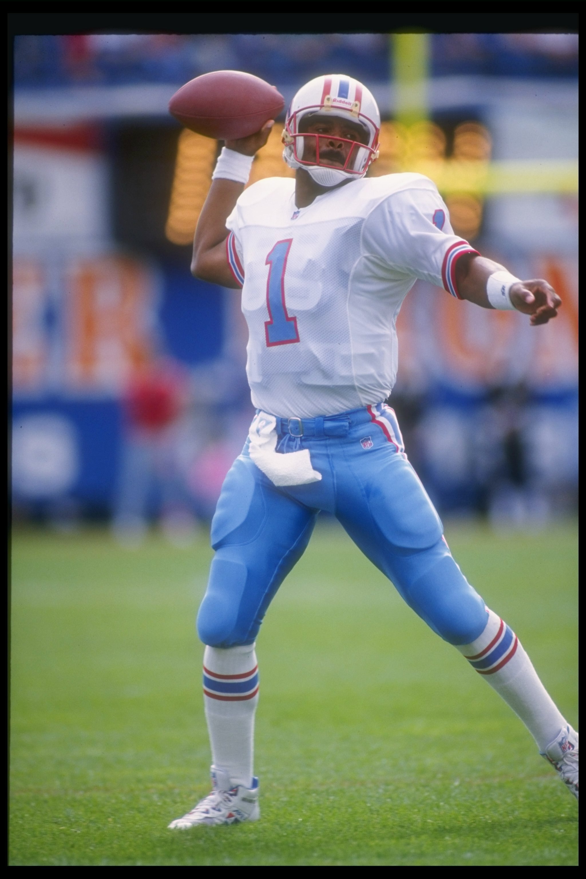 18 Oct 1992:  Quarterback Warren Moon of the Houston Oilers passes the ball during a game against the Denver Broncos at Mile High Stadium in Denver, Colorado.  The Broncos won the game, 27-21. Mandatory Credit: Tim DeFrisco  /Allsport