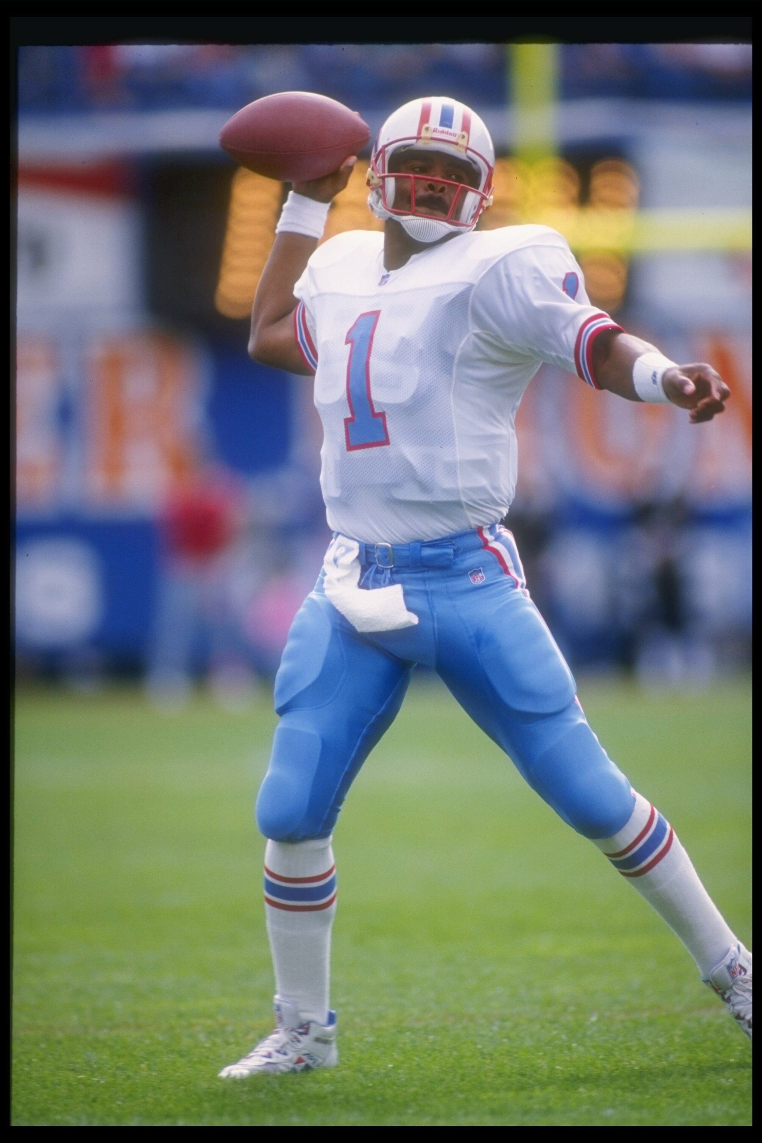18 Oct 1992:  Quarterback Warren Moon of the Houston Oilers passes the ball during a game against the Denver Broncos at Mile High Stadium in Denver, Colorado.  The Broncos won the game, 27-21. Mandatory Credit: Tim DeFrisco  /Allsport
