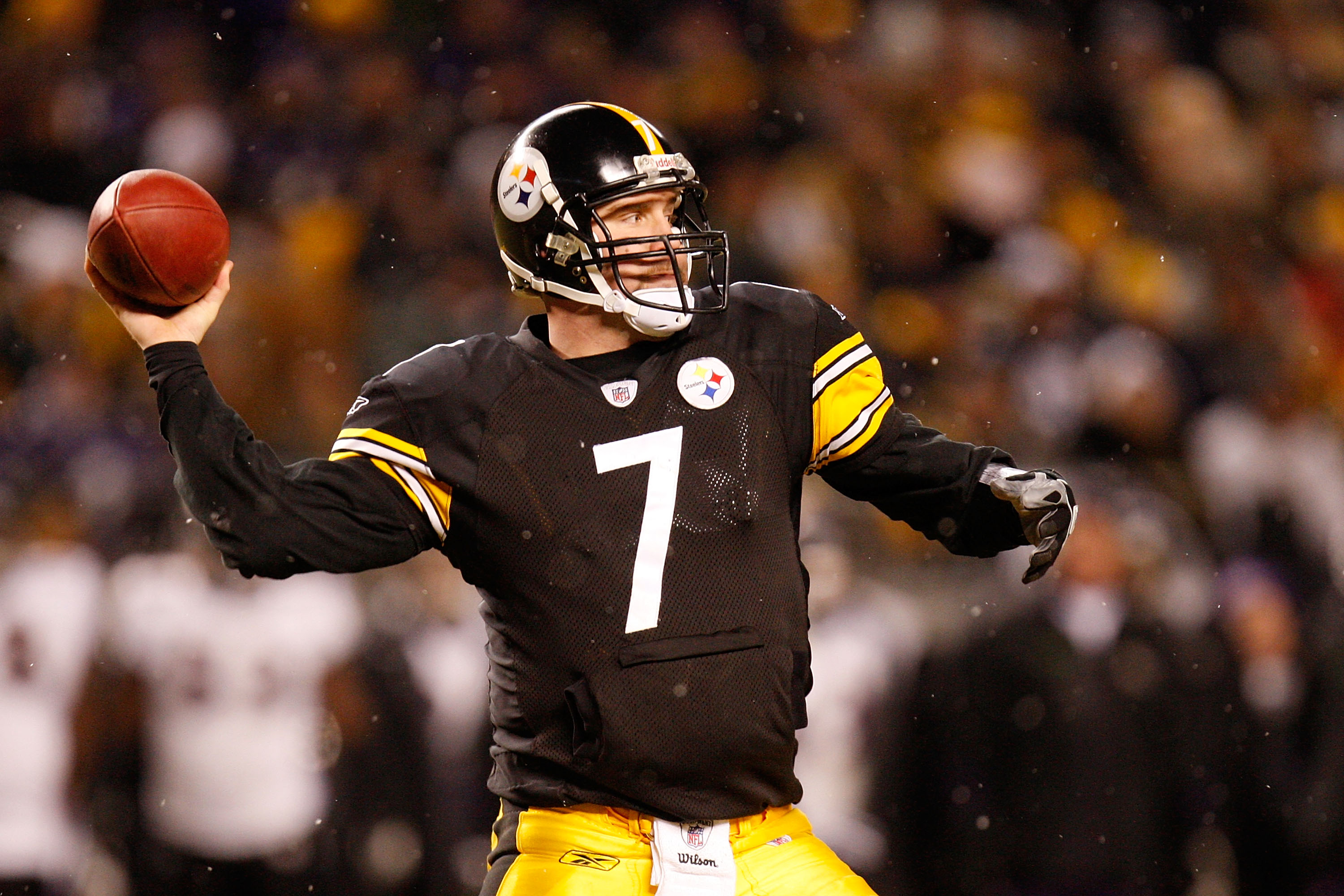 PITTSBURGH - JANUARY 18:  Quarterback Ben Roethlisberger #7 of the Pittsburgh Steelers throws a pass against the Baltimore Ravens during the AFC championship game on January 18, 2009 at Heinz Field in Pittsburgh, Pennsylvania.  (Photo by Gregory Shamus/Ge