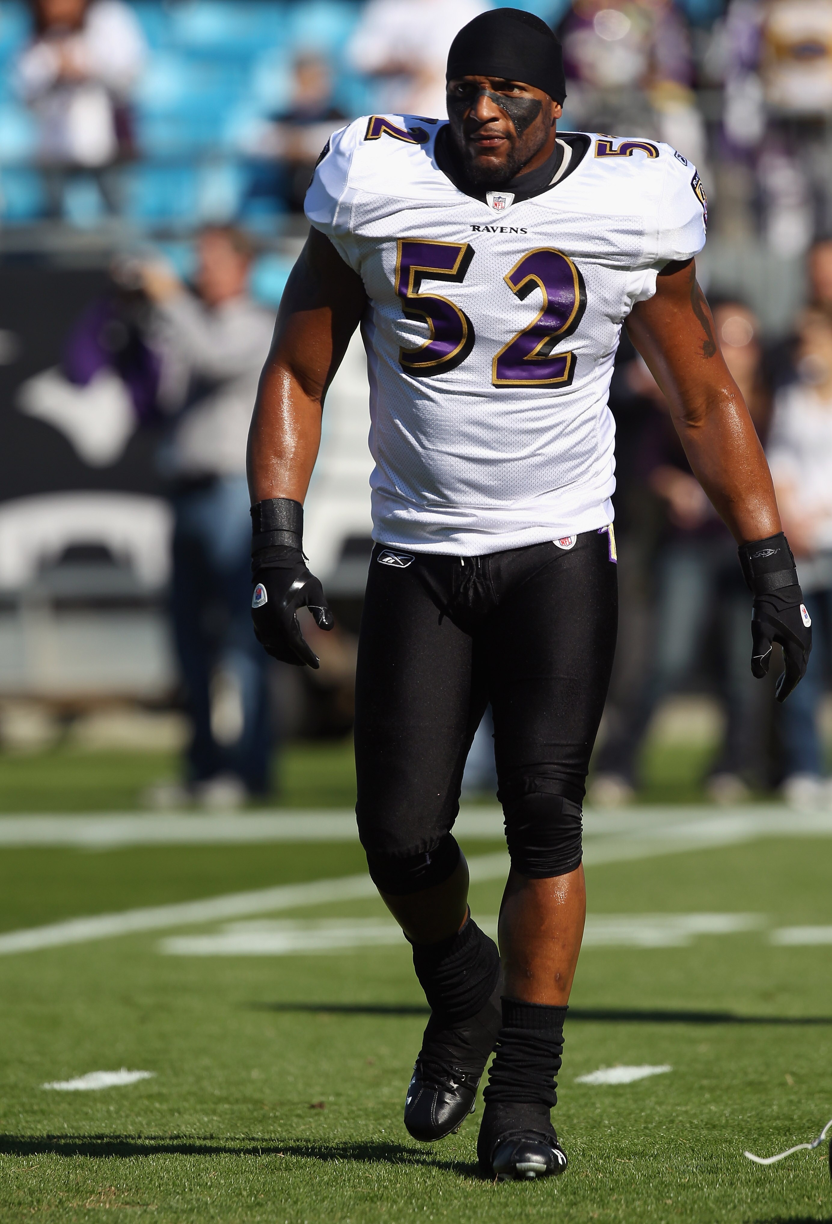 CHARLOTTE, NC - NOVEMBER 21:  Ray Lewis #52 of the Baltimore Ravens against the Carolina Panthers at Bank of America Stadium on November 21, 2010 in Charlotte, North Carolina.  (Photo by Streeter Lecka/Getty Images)