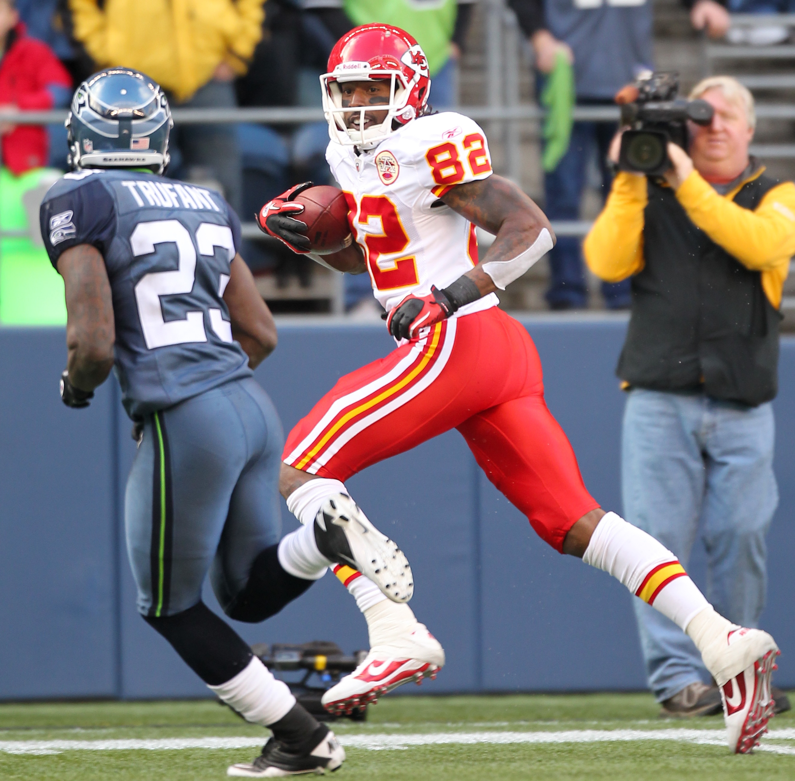 SEATTLE, WA - NOVEMBER 28:  Wide receiver Dwayne Bowe #82 of the Kansas City Chiefs rushes past Marcus Trufant #23 of the Seattle Seahawks for a touchdown and a 20-7 lead at Qwest Field on November 28, 2010 in Seattle, Washington. The Chiefs defeated the