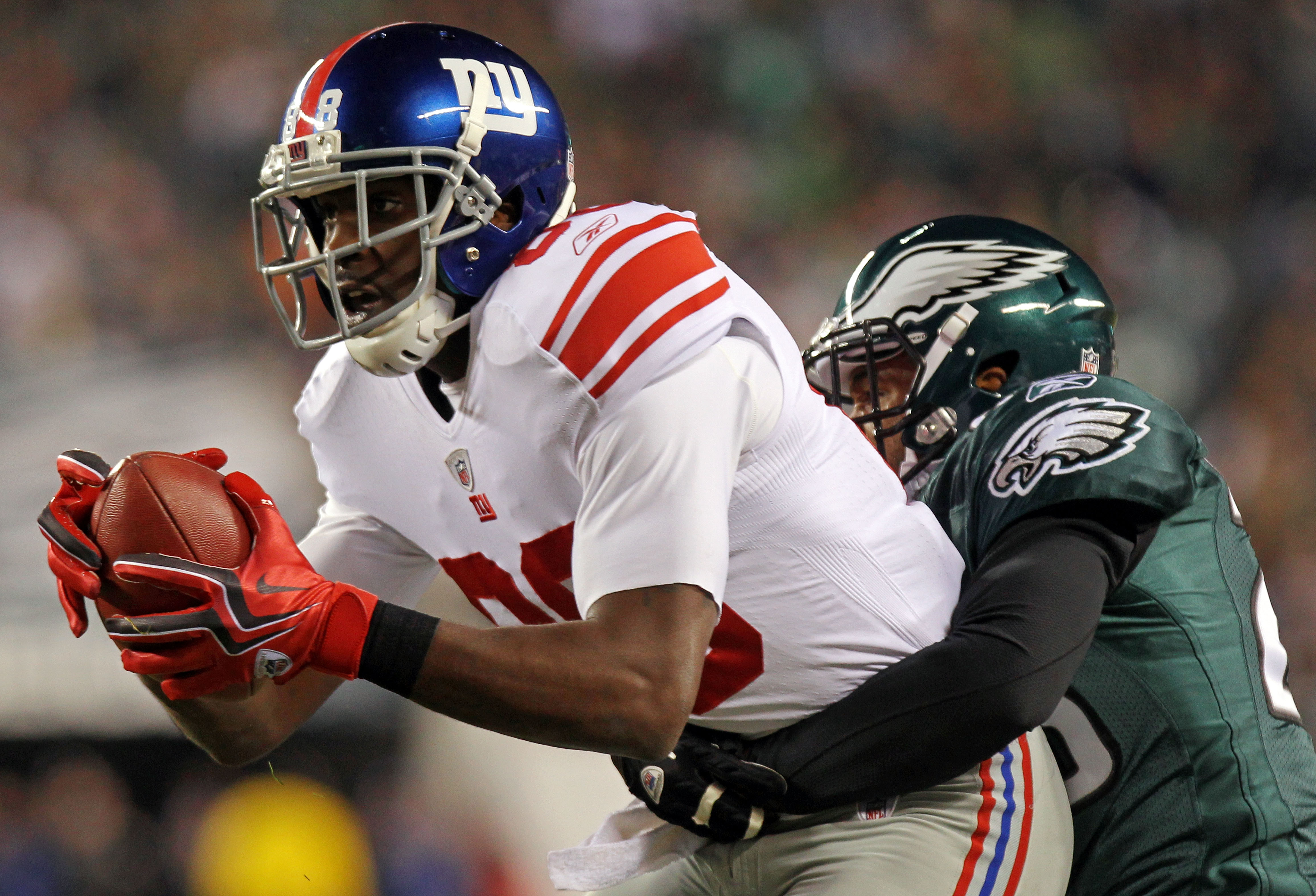 PHILADELPHIA - NOVEMBER 21:  Hakeem Nicks #88 of the New York Giants tries to break the tackle of Dimitri Patterson #23 of the Philadelphia Eagles at Lincoln Financial Field on November 21, 2010 in Philadelphia, Pennsylvania.  (Photo by Nick Laham/Getty I
