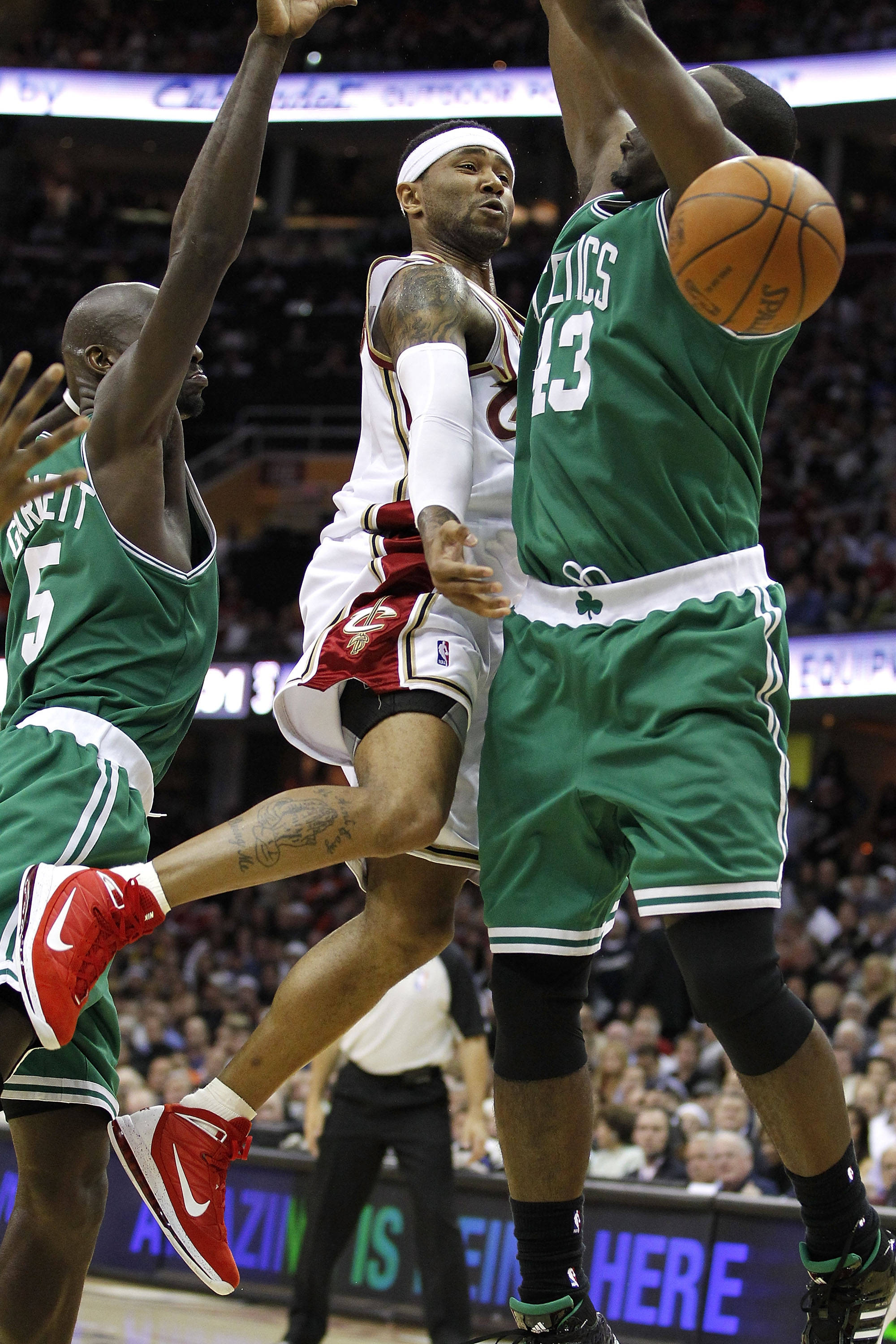 CLEVELAND - MAY 11:  Mo Williams #2 of the Cleveland Cavaliers passes to a teammate from between Kevin Garnett #5 and Kendrick Perkins #43 of the Boston Celtics during Game Five of the Eastern Conference Semifinals during the 2010 NBA Playoffs at Quicken