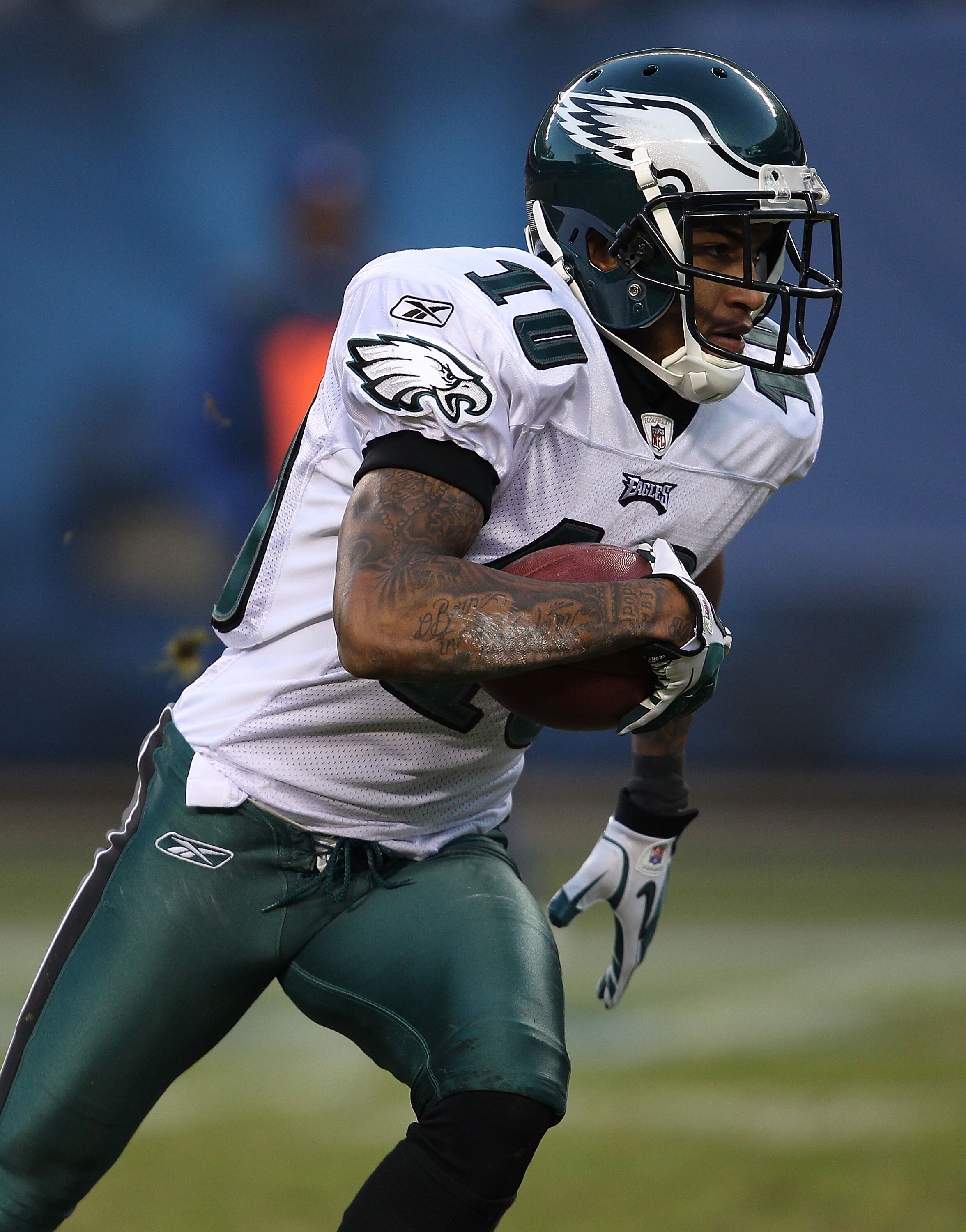 CHICAGO - NOVEMBER 28: DeSean Jackson #10 of the Philadelphia Eagles returns a kick against the Chicago Bears at Soldier Field on November 28, 2010 in Chicago, Illinois. The Bears defeated the Eagles 31-26. (Photo by Jonathan Daniel/Getty Images)