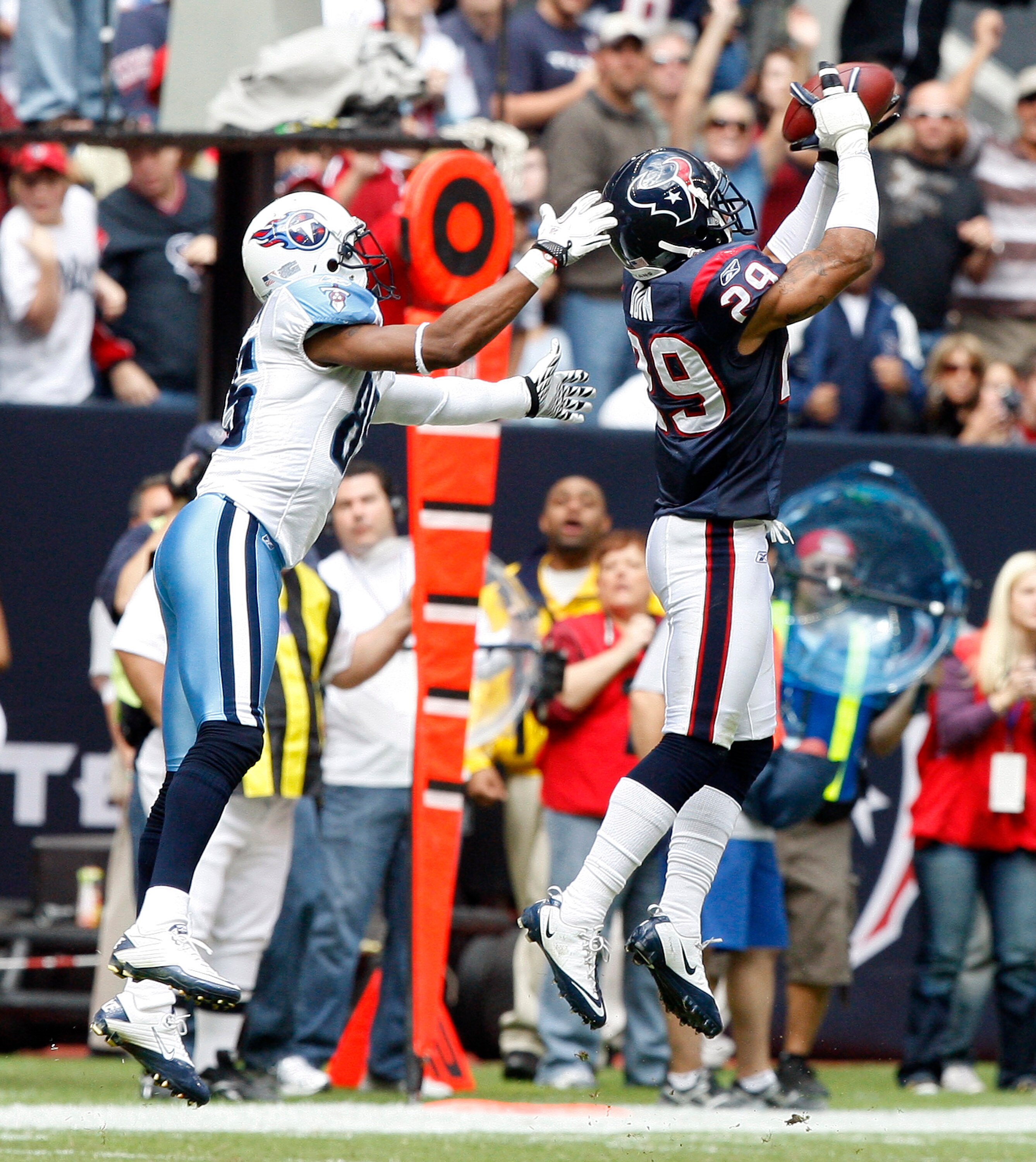HOUSTON - NOVEMBER 28:  Cornerbacl Glover Quin #29 of the Houston Texans intercepts a ball meant for wide recever Nate Washington #85 of the Tennessee Tians at Reliant Stadium on November 28, 2010 in Houston, Texas.  (Photo by Bob Levey/Getty Images)