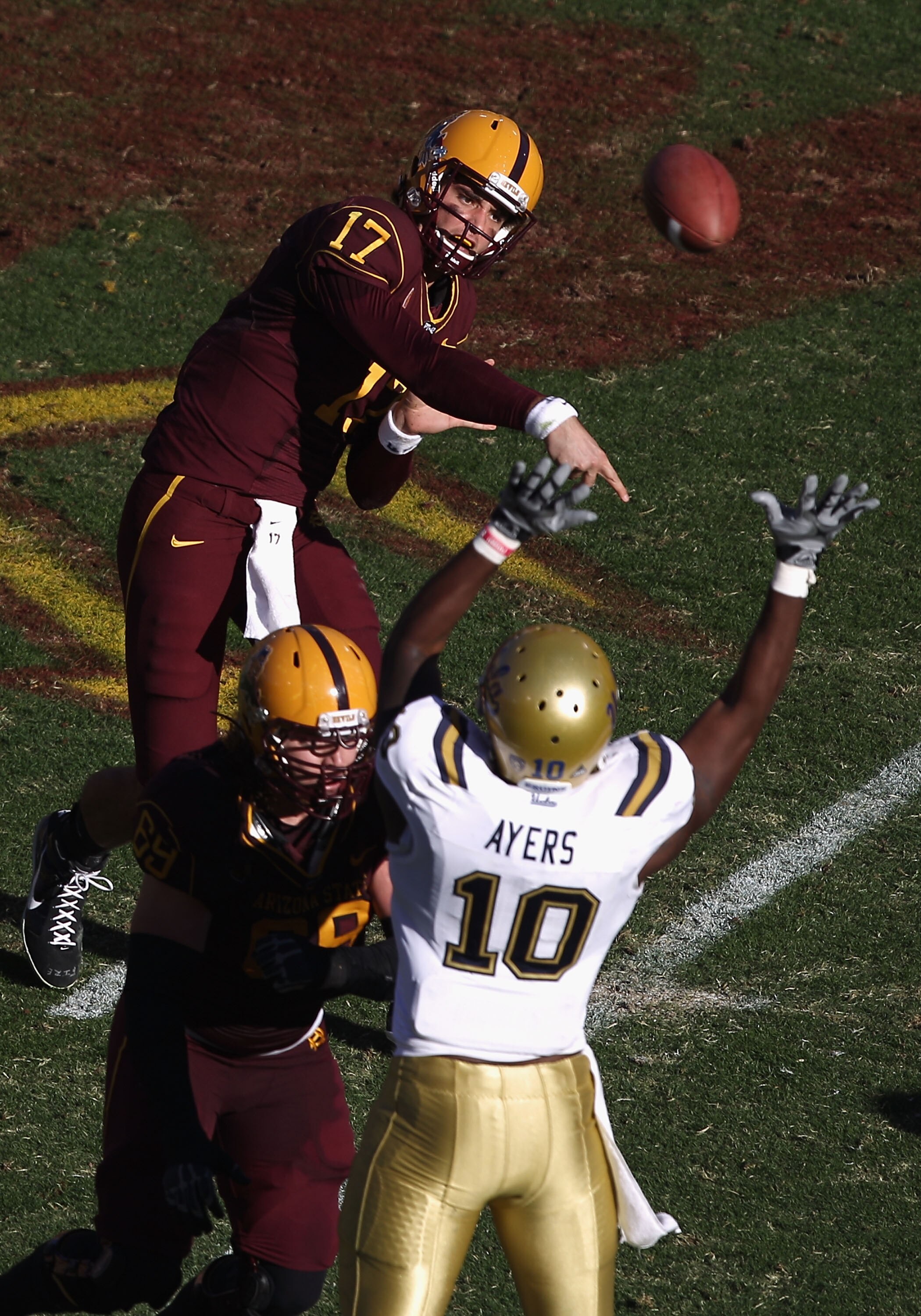 TEMPE, AZ - NOVEMBER 26:  Quarterback Brock Osweiler #17 of the Arizona State Sun Devils throws a 14 yard reception against the UCLA Bruins during the college football game at Sun Devil Stadium on November 26, 2010 in Tempe, Arizona.  (Photo by Christian