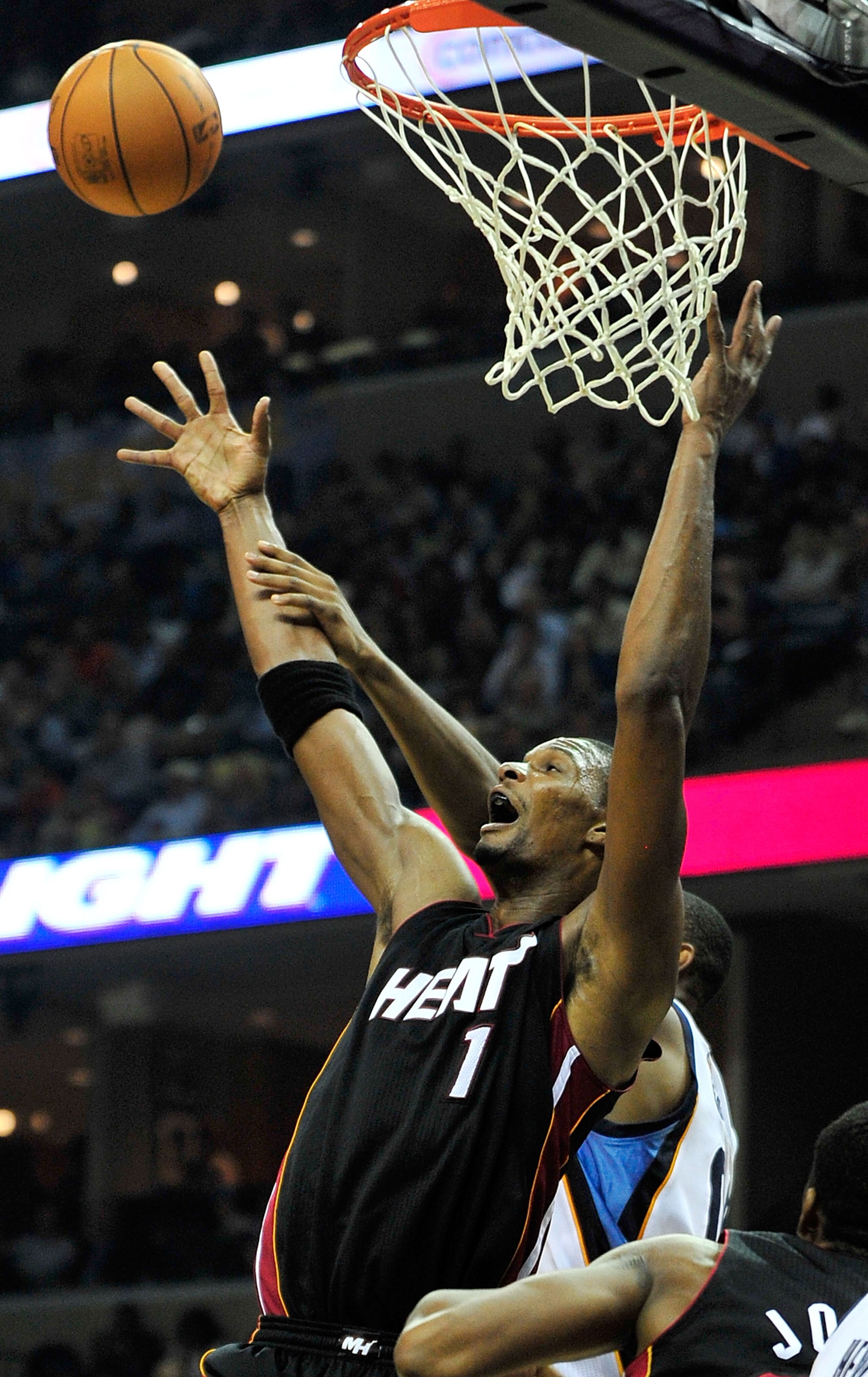 MEMPHIS, TN - NOVEMBER 20:  Chris Bosh #1 of the Miami Heat battles for a rebound against the Memphis Grizzlies at FedExForum on November 20, 2010 in Memphis, Tennessee. The Grizzlies won 97-95.  NOTE TO USER: User expressly acknowledges and agrees that,