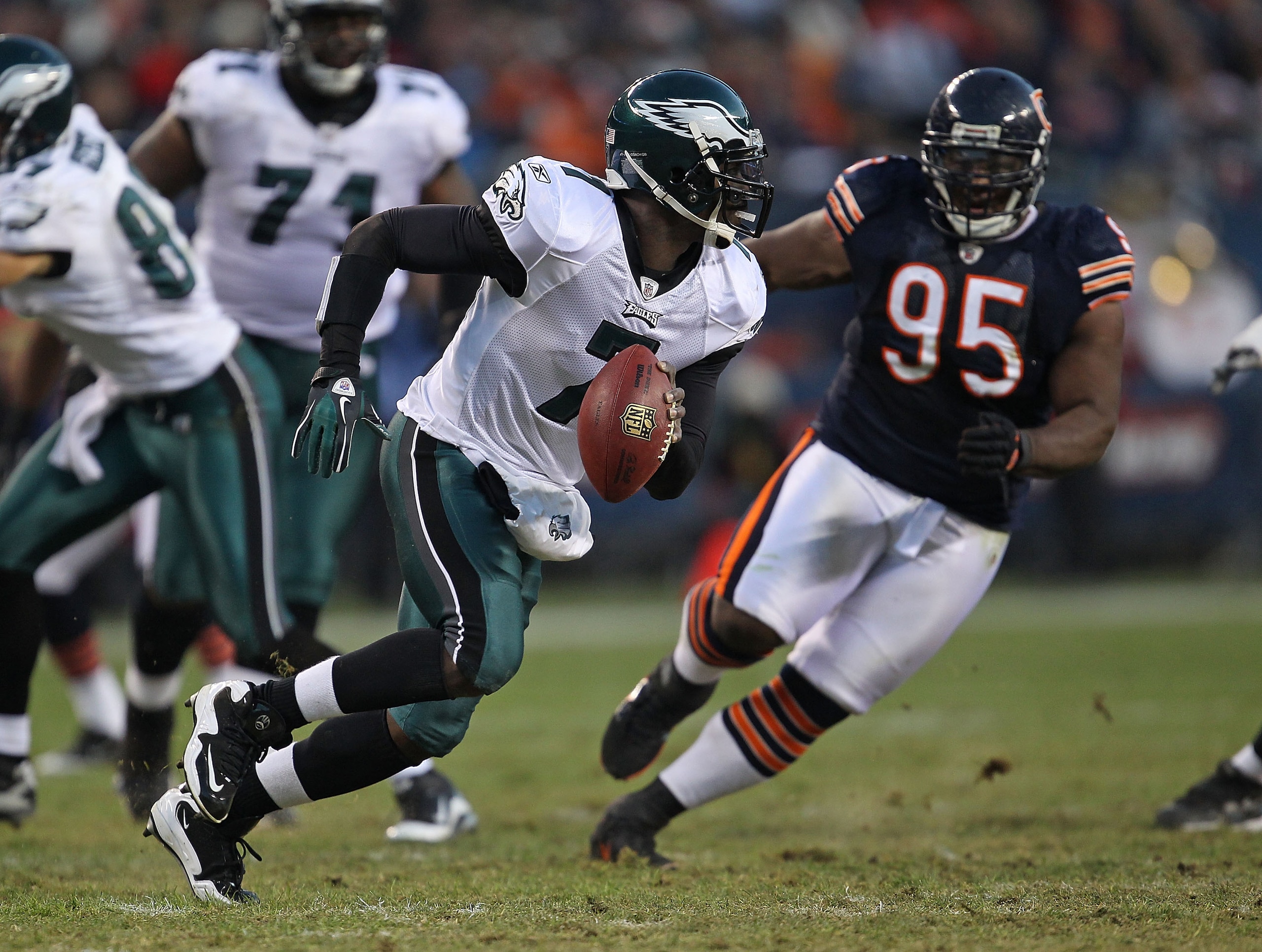 CHICAGO - NOVEMBER 28: Michael Vick #7 of the Philadelphia Eagles runs to avoid Anthony Adams #95 of the Chicago Bears at Soldier Field on November 28, 2010 in Chicago, Illinois. The Bears defeated the Eagles 31-26. (Photo by Jonathan Daniel/Getty Images)