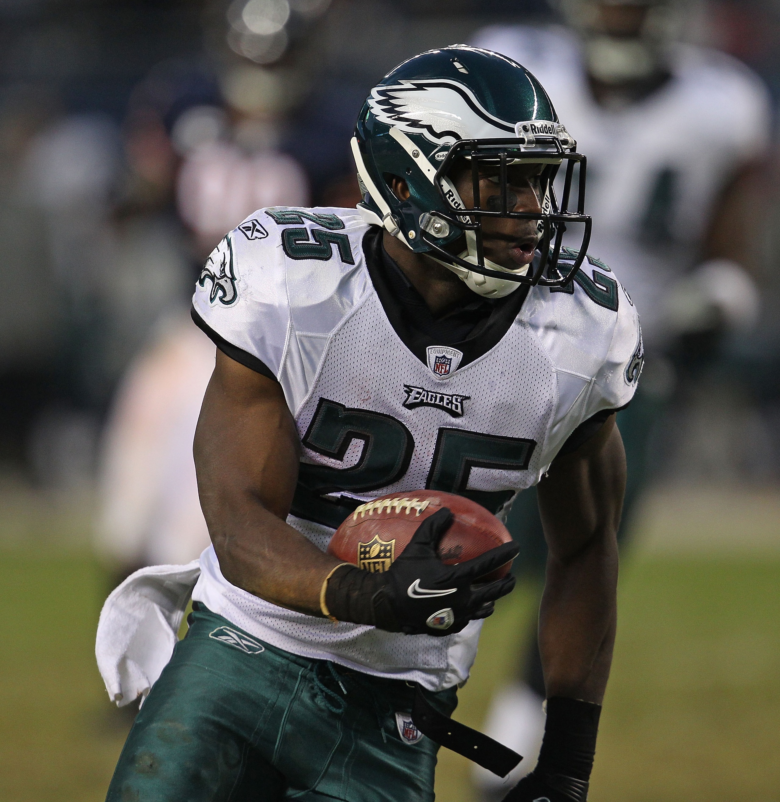 CHICAGO - NOVEMBER 28: LeSean McCoy #25 of the Philadelphia Eagles runs for yardage against the Chicago Bears at Soldier Field on November 28, 2010 in Chicago, Illinois. The Bears defeated the Eagles 31-26. (Photo by Jonathan Daniel/Getty Images)