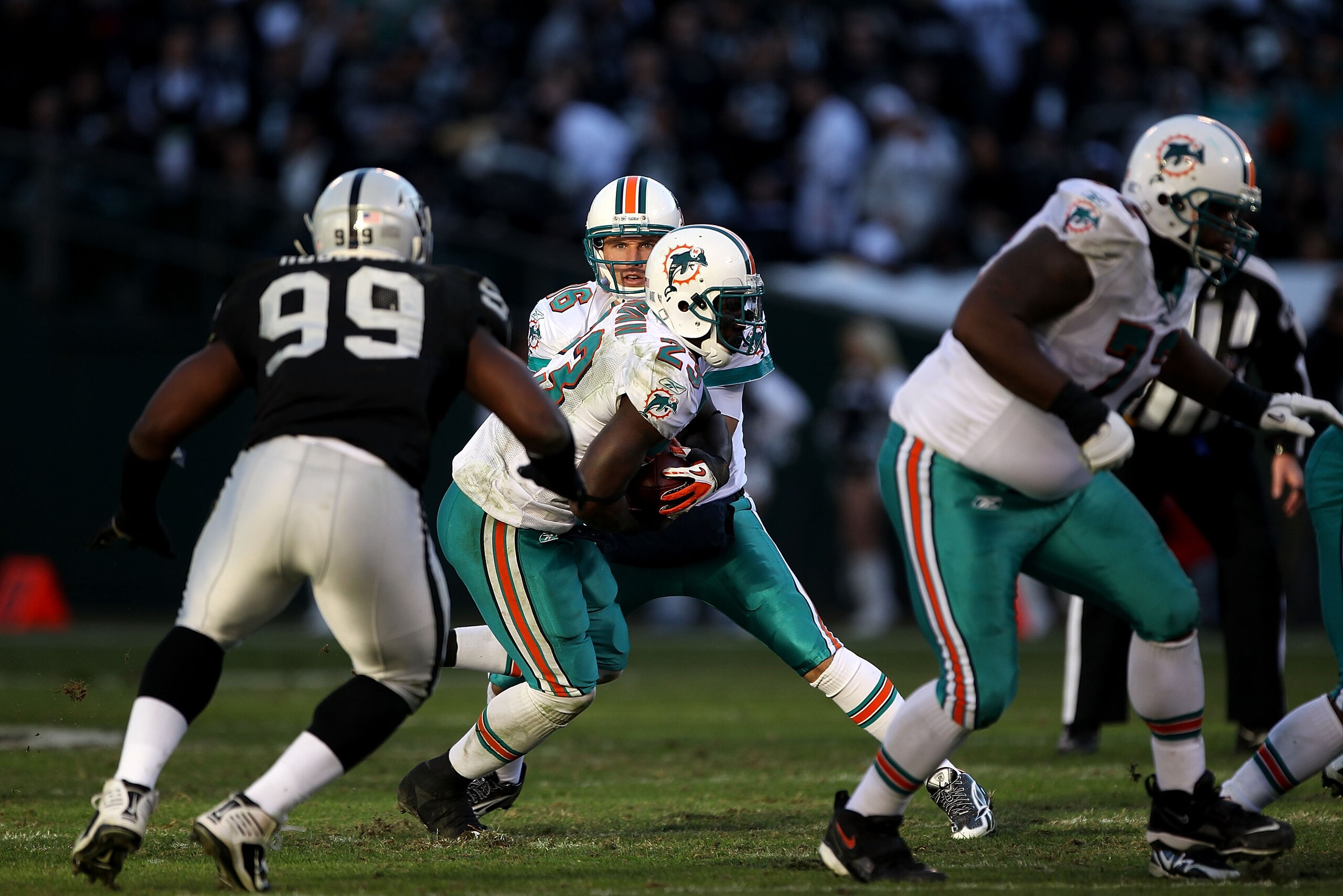 OAKLAND, CA - NOVEMBER 28:  Chad Henne #7 of the Miami Dolphins hands off to Ronnie Brown during their game against the Oakland Raiders at Oakland-Alameda County Coliseum on November 28, 2010 in Oakland, California.  (Photo by Ezra Shaw/Getty Images)