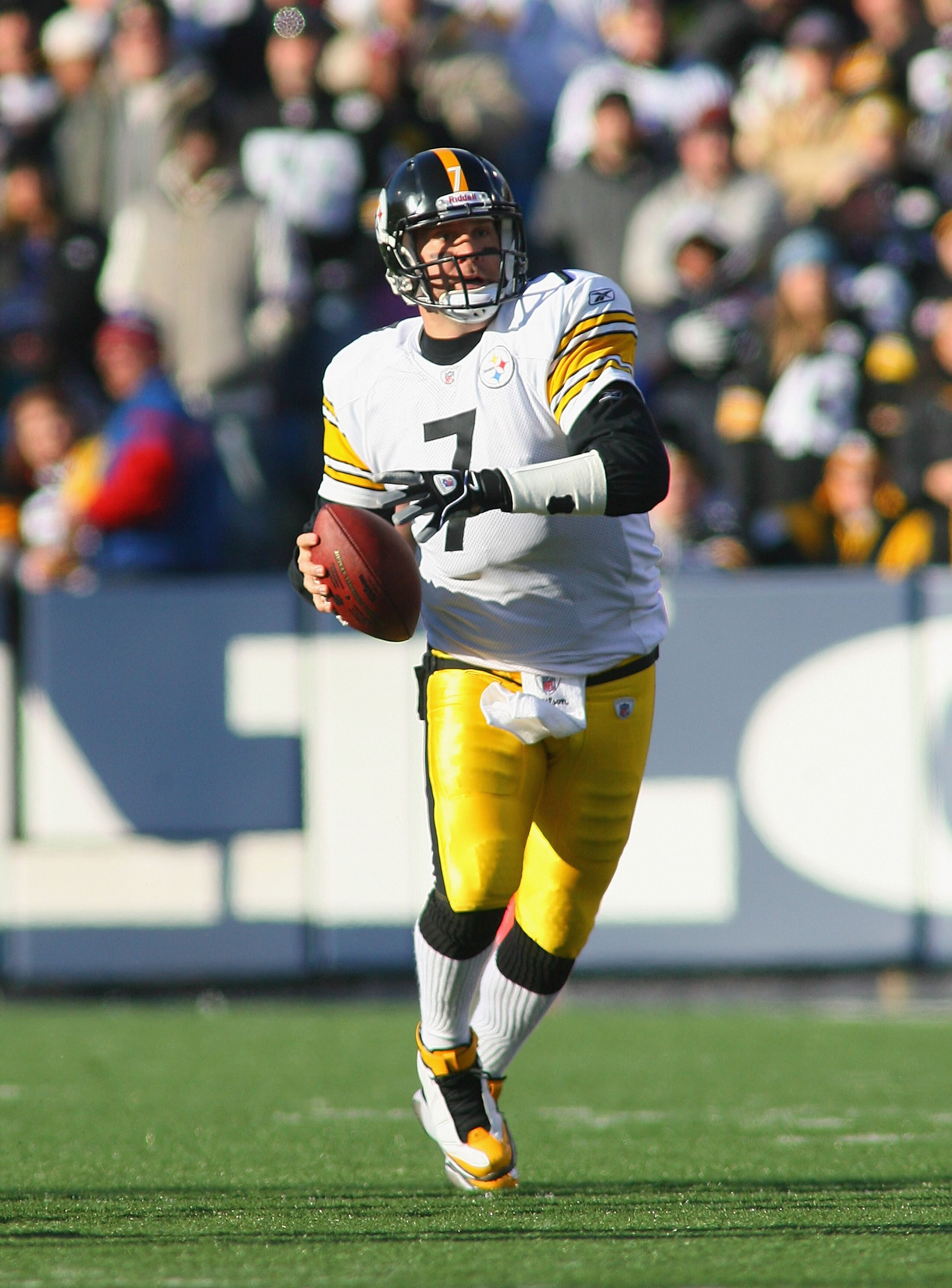 ORCHARD PARK, NY - NOVEMBER 28:  Ben Roethlisberger #7 of the Pittsburgh Steelers runs  against the Buffalo Bills  at Ralph Wilson Stadium on November 28, 2010 in Orchard Park, New York. Pittsburgh won 19-16 in overtime.  (Photo by Rick Stewart/Getty Imag