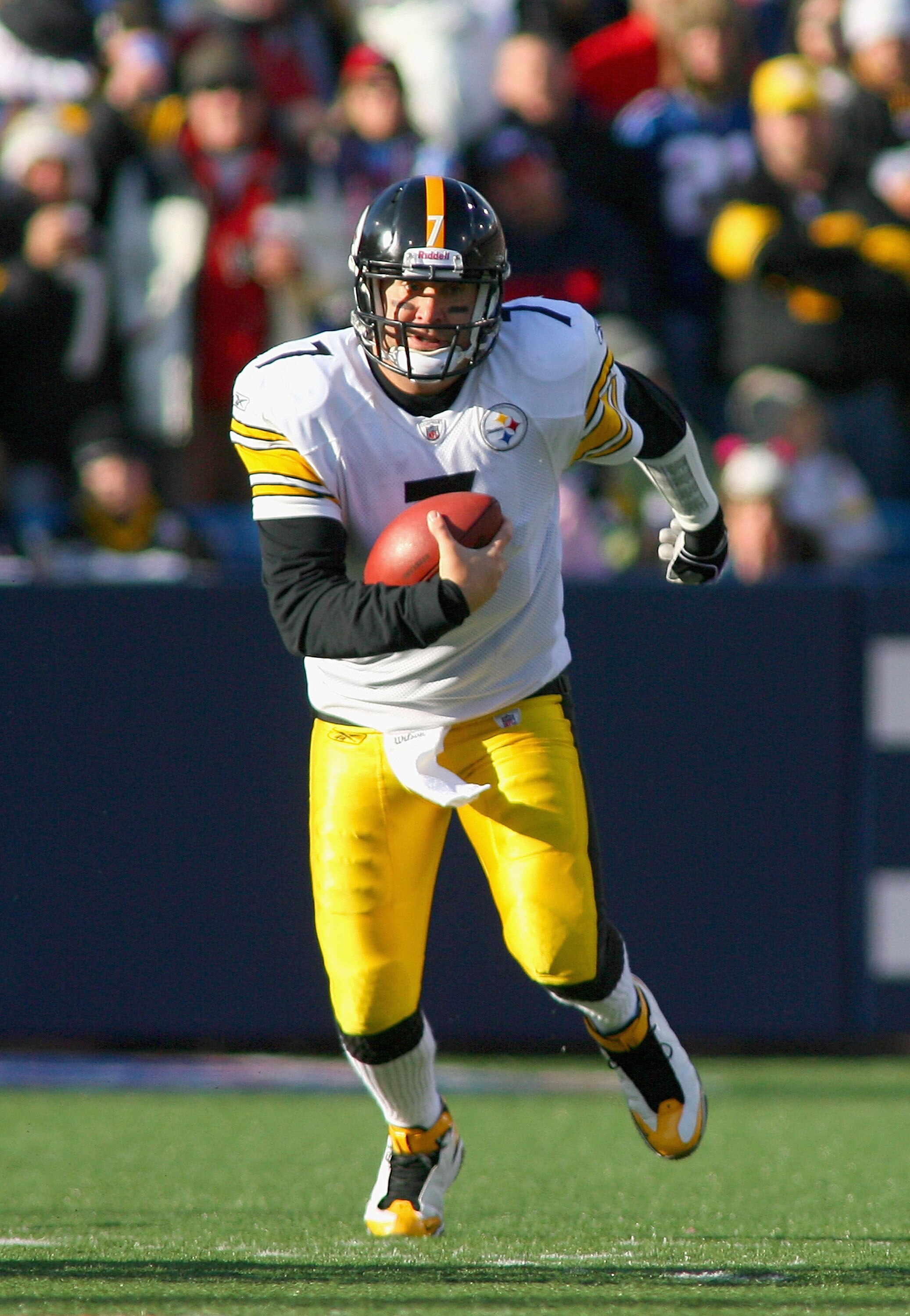 ORCHARD PARK, NY - NOVEMBER 28:  Ben Roethlisberger #7 of the Pittsburgh Steelers runs  against the Buffalo Bills  at Ralph Wilson Stadium on November 28, 2010 in Orchard Park, New York. Pittsburgh won 19-16 in overtime.  (Photo by Rick Stewart/Getty Imag