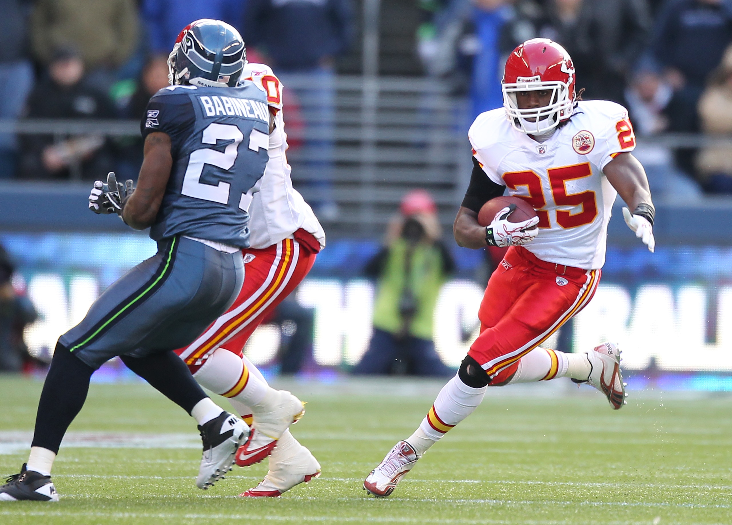 SEATTLE, WA - NOVEMBER 28:  Running back Jamaal Charles #25 of the Kansas City Chiefs rushes against the Seattle Seahawks at Qwest Field on November 28, 2010 in Seattle, Washington. (Photo by Otto Greule Jr/Getty Images)