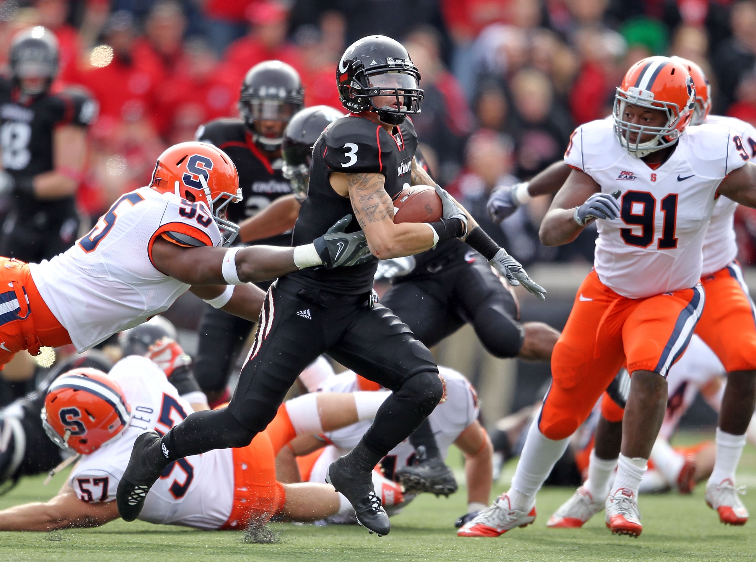 CINCINNATI - OCTOBER 30:  D J Woods #3 of the Cincinnati Bearcats runs  with the ball during the Big East Conference game agains the Syracuse Orange at Nippert Stadium on October 30, 2010 in Cincinnati, Ohio.  (Photo by Andy Lyons/Getty Images)