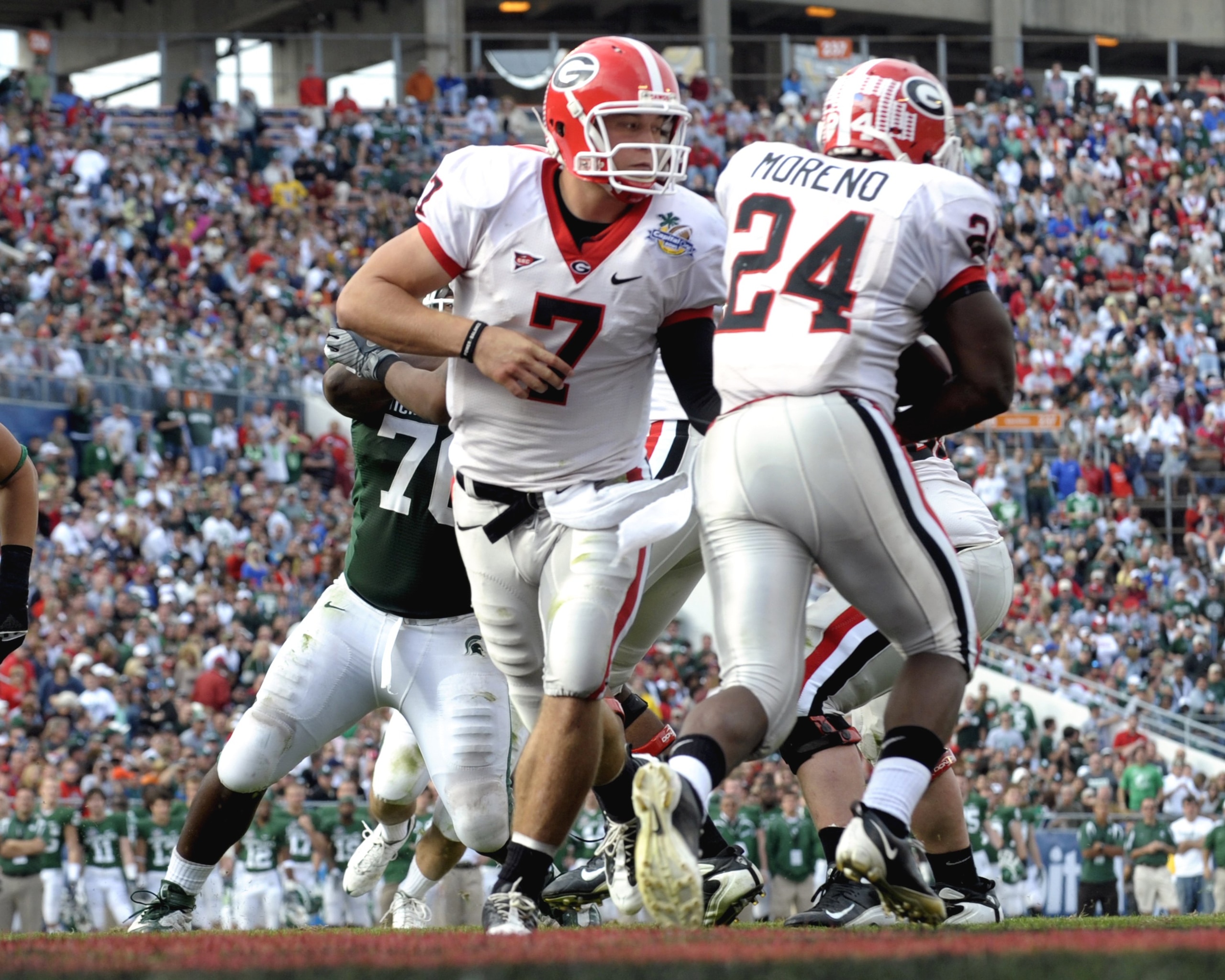 ORLANDO, FL - JANUARY 1: Running back Knowshon Moreno #24 of the University of Georgia takes a handoff from quarterback Matthew Stafford #7 against the Michigan State Spartans at the 2009 Capital One Bowl at the Citrus Bowl on January 1, 2009 in Orlando,