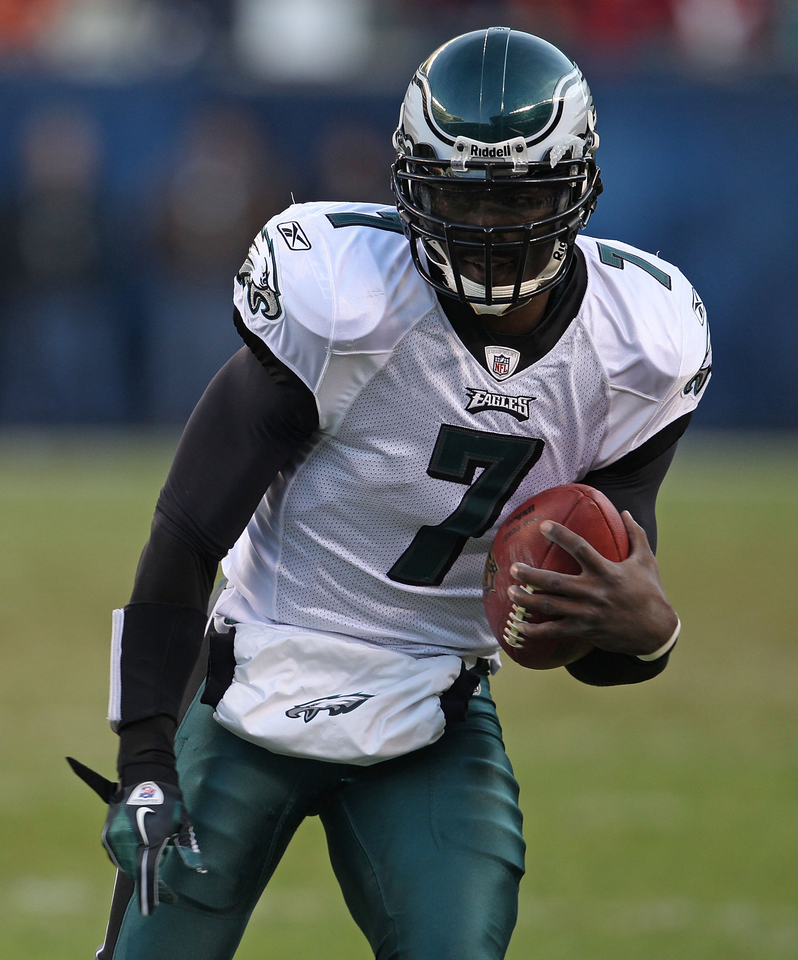 CHICAGO - NOVEMBER 28: Michael Vick #7 of the Philadelphia Eagles runs against the Chicago Bears trail the play at Soldier Field on November 28, 2010 in Chicago, Illinois. The Bears defeated the Eagles 31-26. (Photo by Jonathan Daniel/Getty Images)