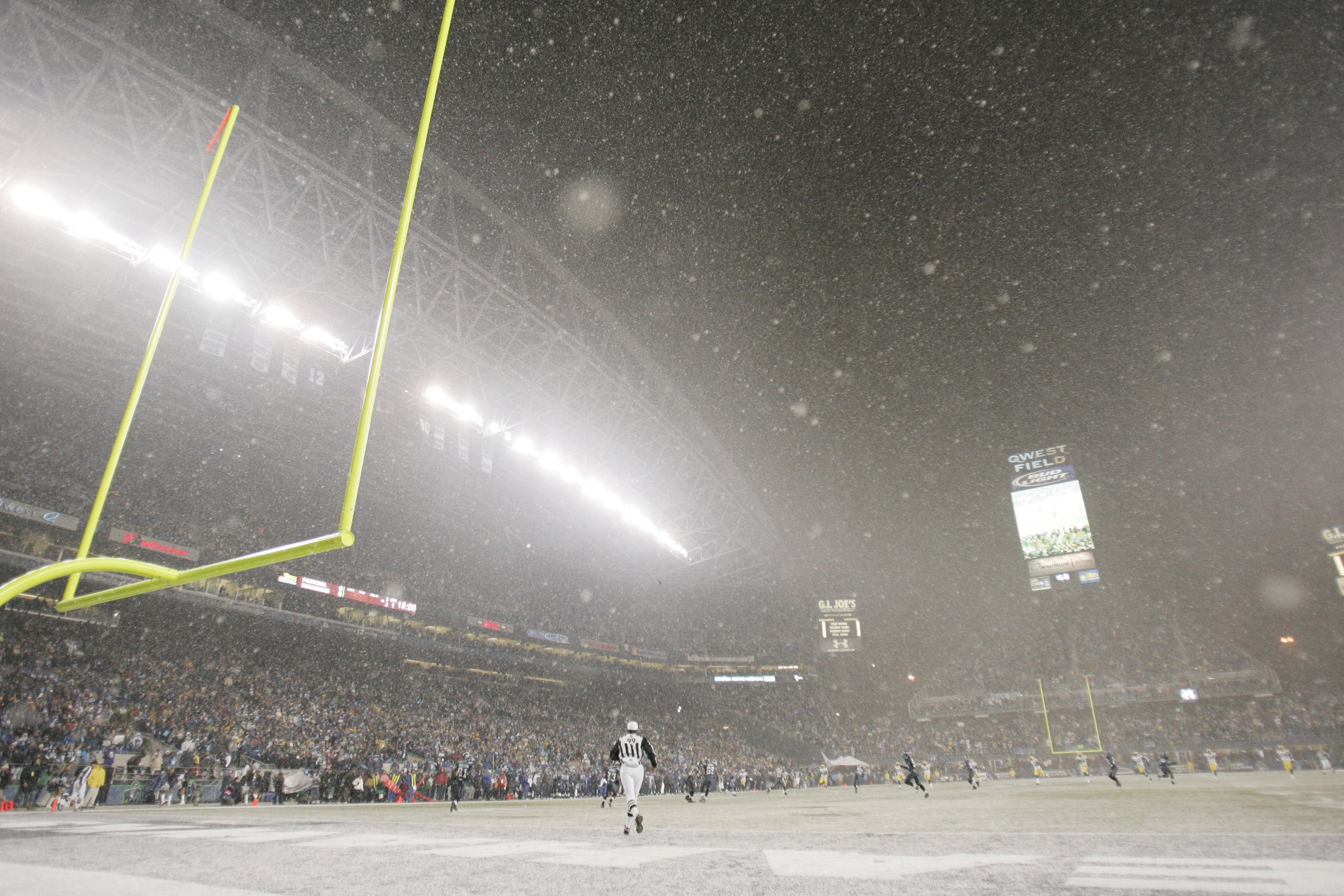 SEATTLE - NOVEMBER 27:  Snow falls during the Seattle Seahawks game against the Green Bay Packers on November 27, 2006 at Qwest Field in Seattle, Washington. The Seahawks defeated the Packers 34-24. (Photo by Jonathan Ferrey/Getty Images)