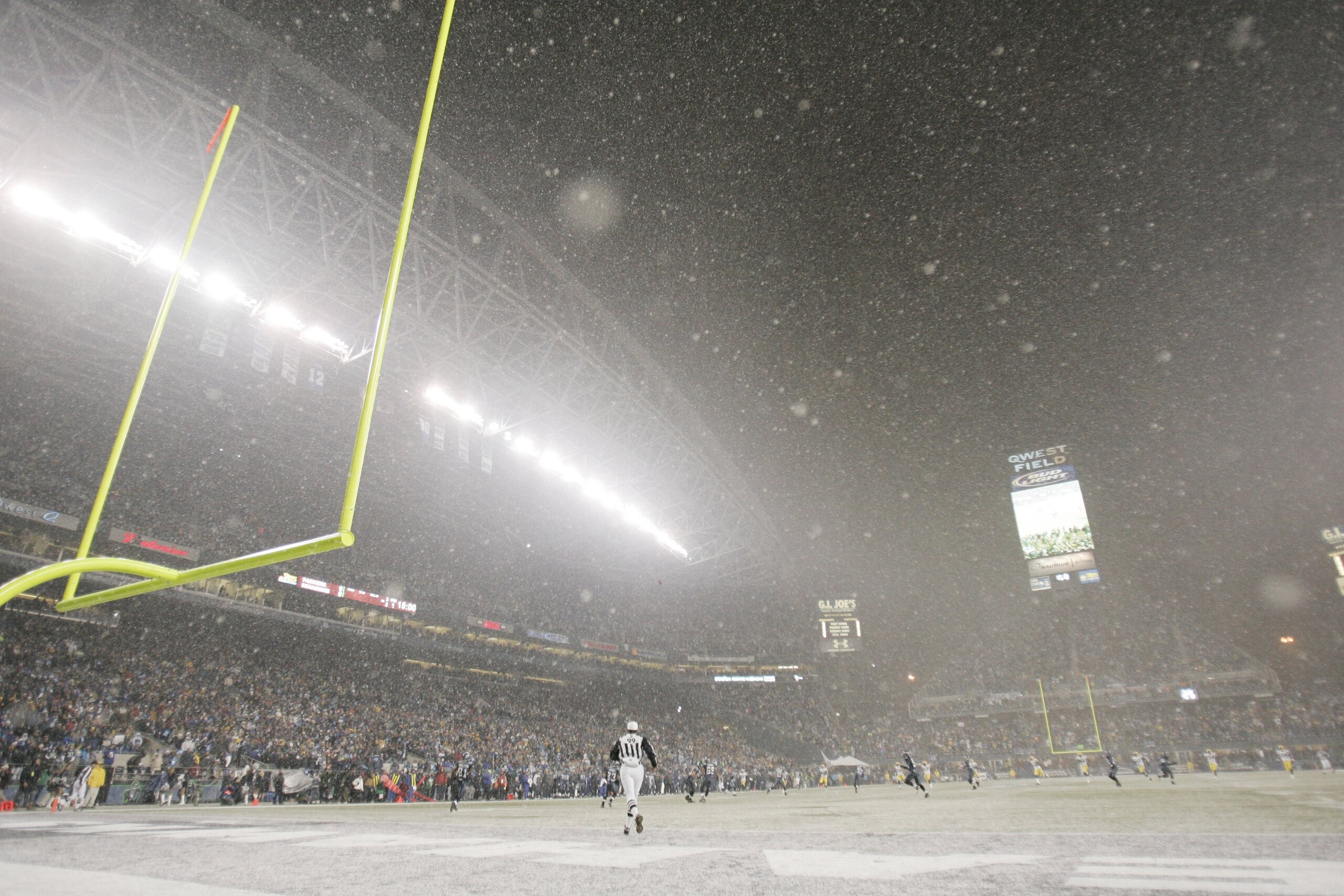 SEATTLE - NOVEMBER 27:  Snow falls during the Seattle Seahawks game against the Green Bay Packers on November 27, 2006 at Qwest Field in Seattle, Washington. The Seahawks defeated the Packers 34-24. (Photo by Jonathan Ferrey/Getty Images)