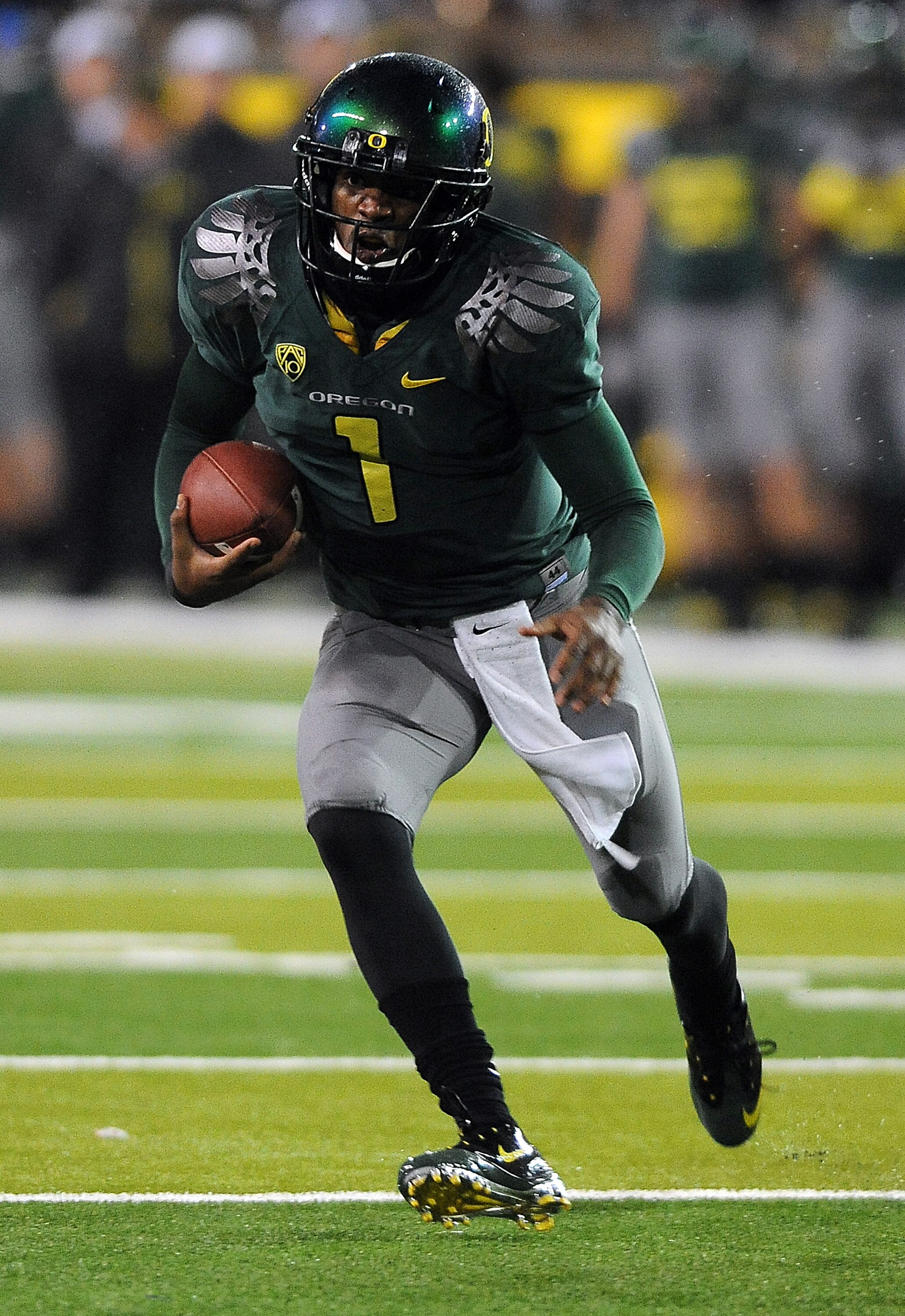 EUGENE, OR - NOVEMBER 26: Quarterback Darron Thomas #1 of the Oregon Ducks heads for the end zone and a touchdown in the third quarter of the game against the Arizona Wildcats at Autzen Stadium on November 26, 2010 in Eugene, Oregon.The Ducks won the game
