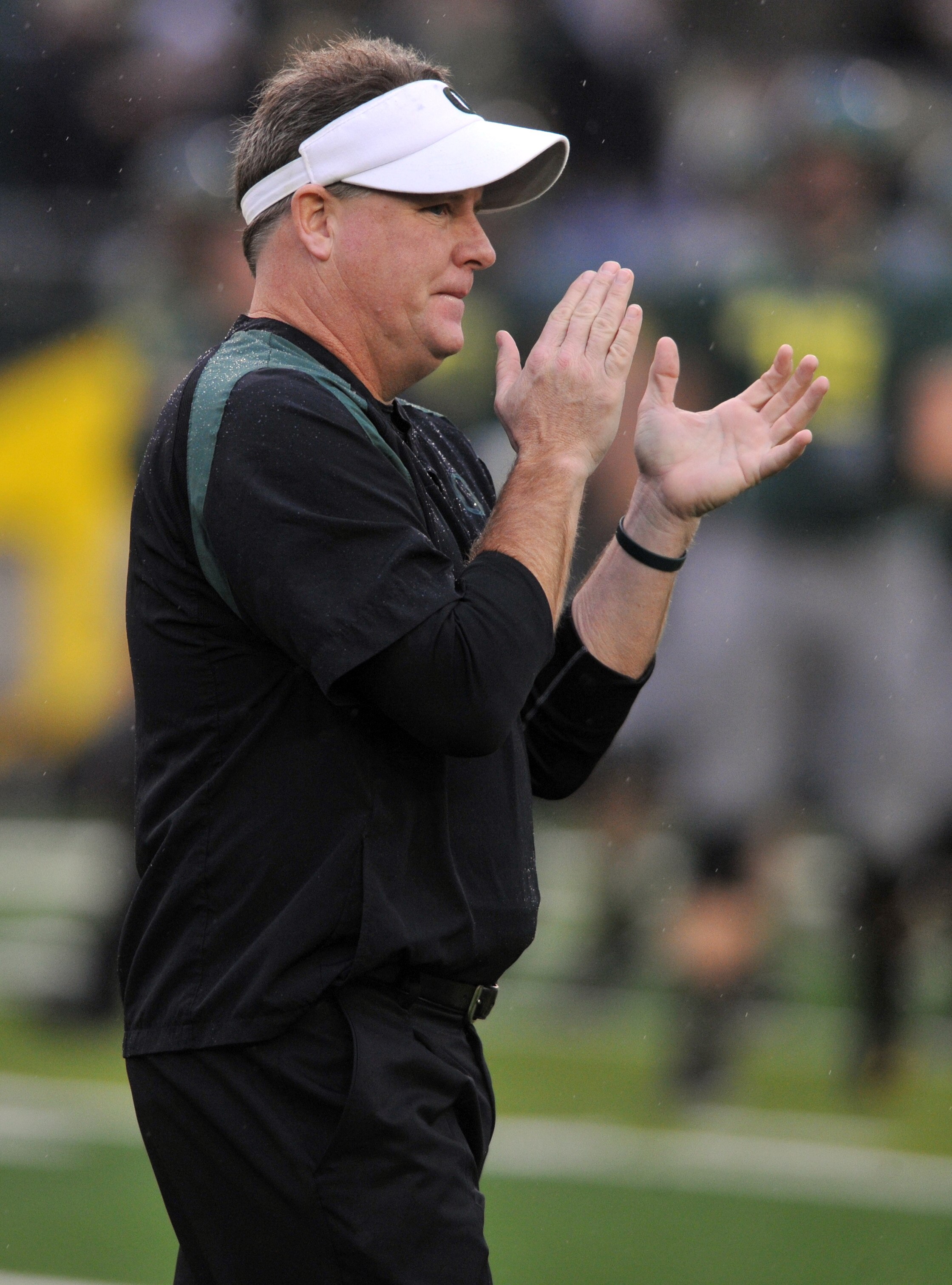 EUGENE, OR - NOVEMBER 26: Head coach Chip Kelly of the Oregon Ducks looks on as his team warms up before the game against the Arizona Wildcats at Autzen Stadium on November 26, 2010 in Eugene, Oregon. The Ducks won the game 48-29. (Photo by Steve Dykes/Ge