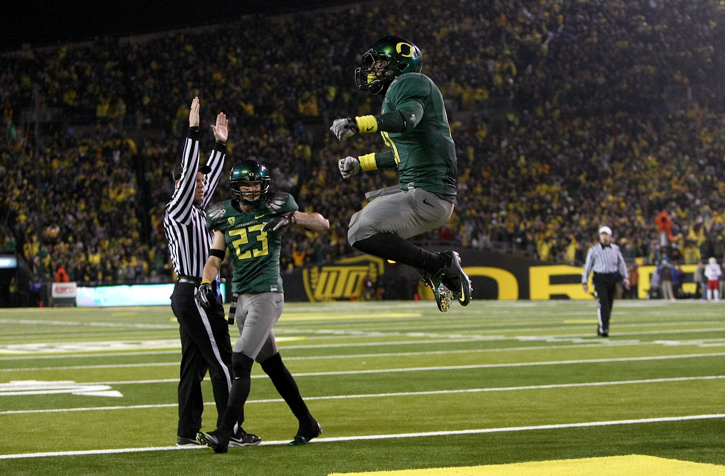 EUGENE, OR - NOVEMBER 26:  LaMichael James #21 of the Oregon Ducks celebrates a touchdown run against the Arizona Wildcats on November 26, 2010 at the Autzen Stadium in Eugene, Oregon.  (Photo by Jonathan Ferrey/Getty Images)