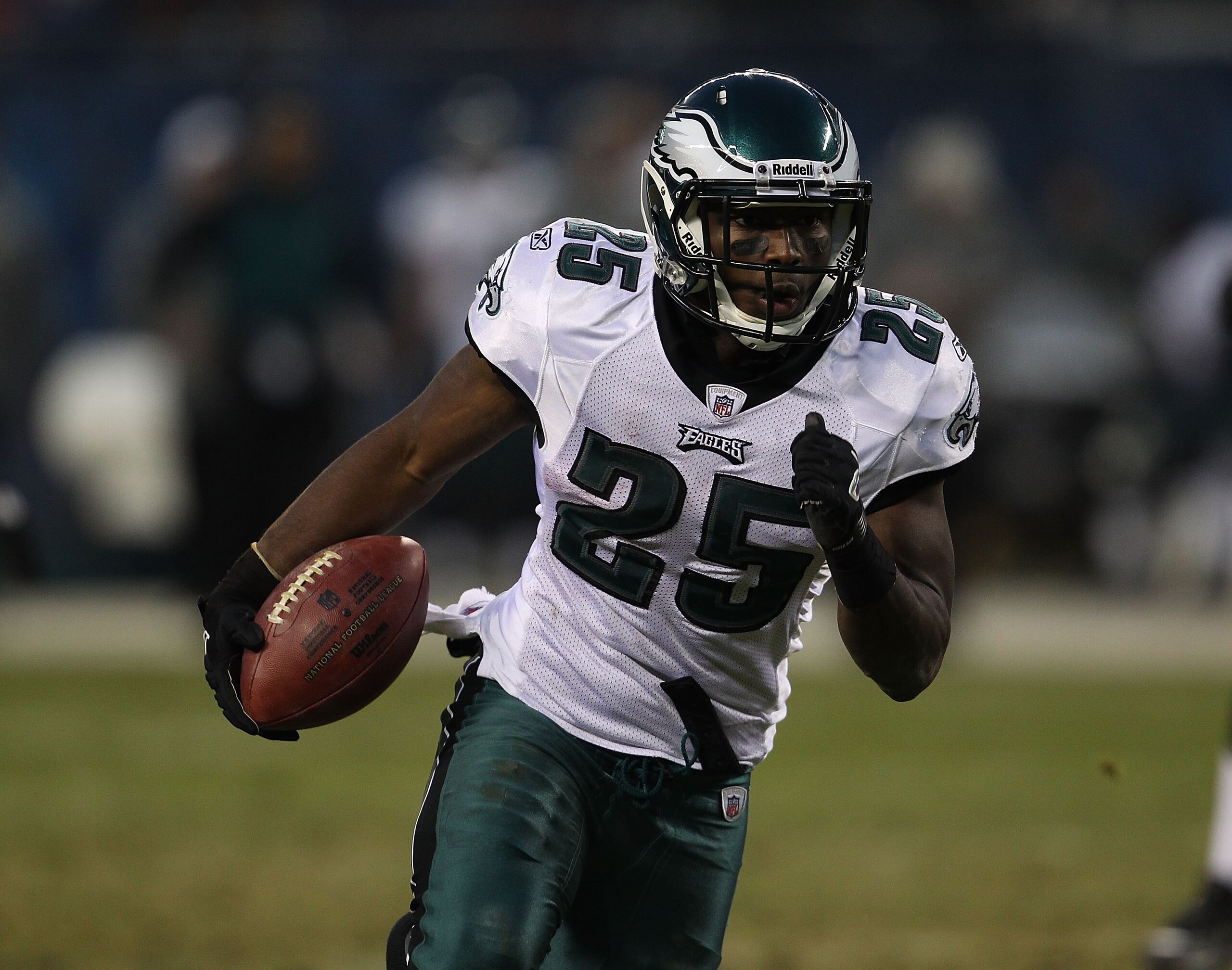 CHICAGO - NOVEMBER 28: LeSean McCoy #25 of the Philadelphia Eagles runs for yardage against the Chicago Bears at Soldier Field on November 28, 2010 in Chicago, Illinois. The Bears defeated the Eagles 31-26. (Photo by Jonathan Daniel/Getty Images)