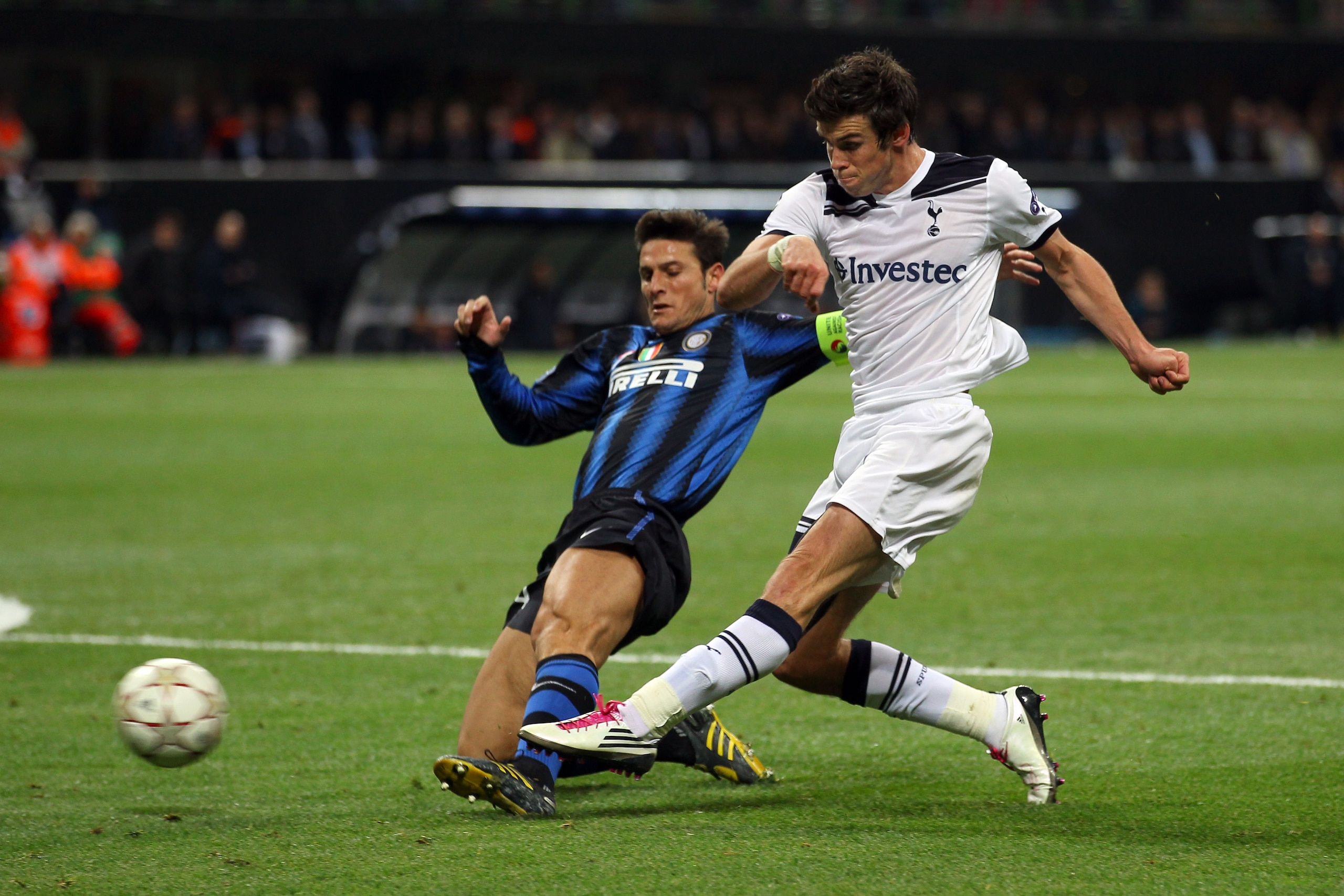 MILAN, ITALY - OCTOBER 20:  Gareth Bale of Tottenham Hotspur scores his second goal during the UEFA Champions League Group A match between FC Internazionale Milano and Tottenham Hotspur at the Stadio Giuseppe Meazza on October 20, 2010 in Milan, Italy.  (
