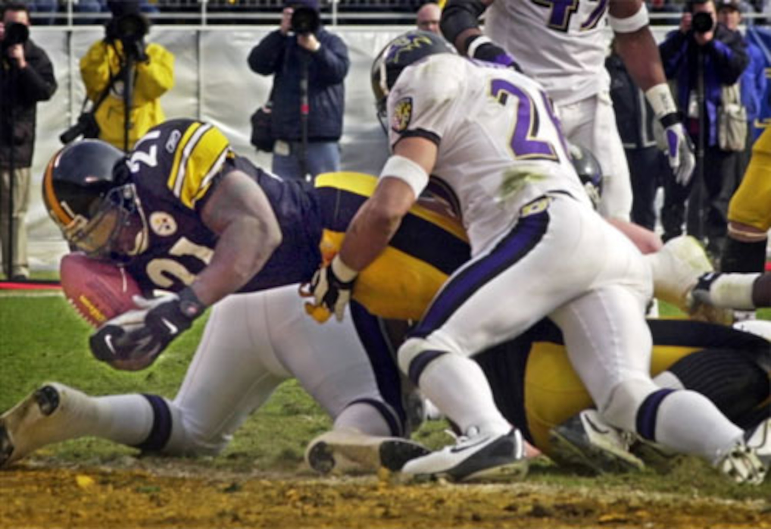 Amos Zereoue scores to help knock out the defending Super Bowl Champs