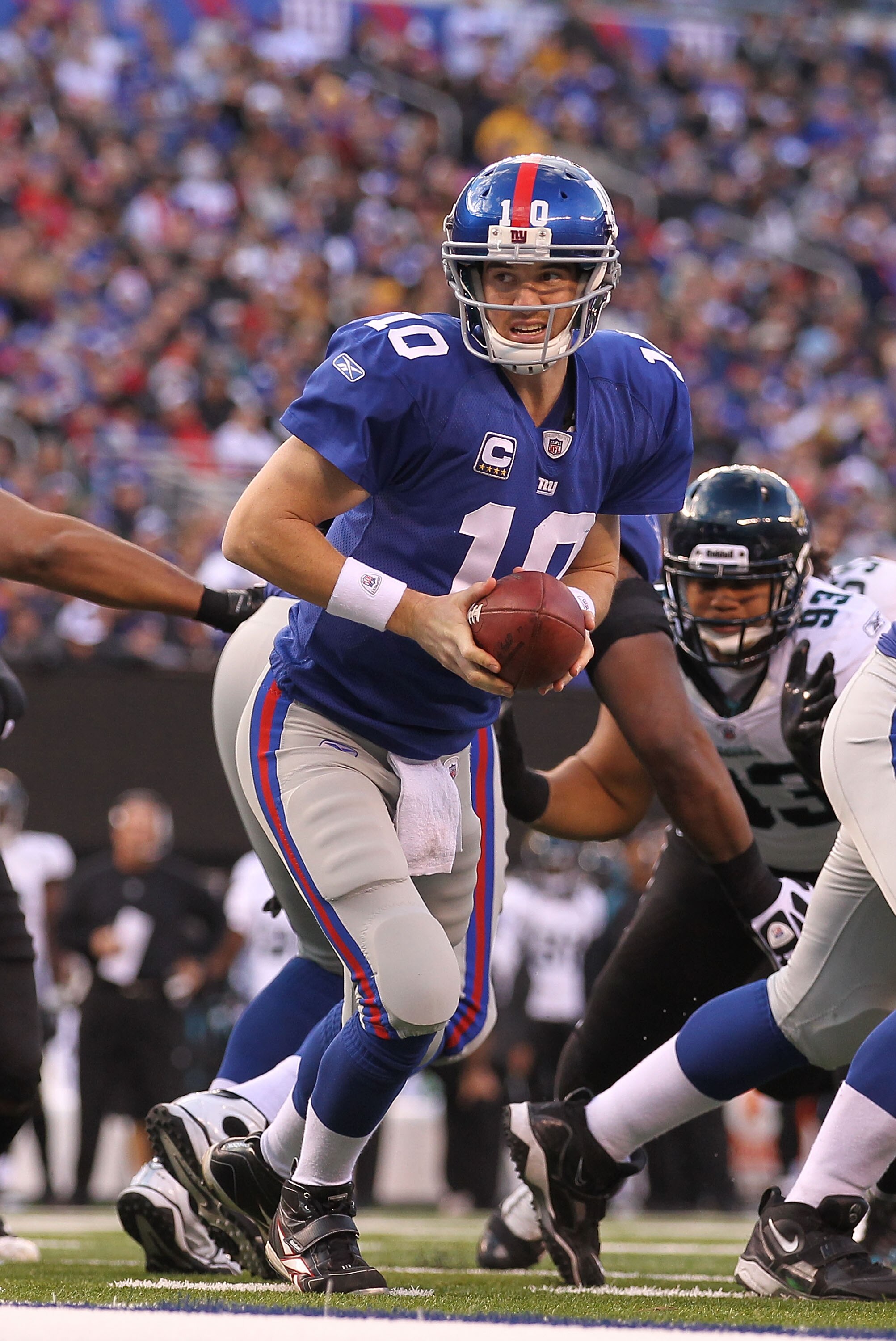 EAST RUTHERFORD, NJ - NOVEMBER 28:  Eli Manning #10 of the New York Giants in action against the Jacksonville Jaguars during their game on November 28, 2010 at The New Meadowlands Stadium in East Rutherford, New Jersey.  (Photo by Al Bello/Getty Images)