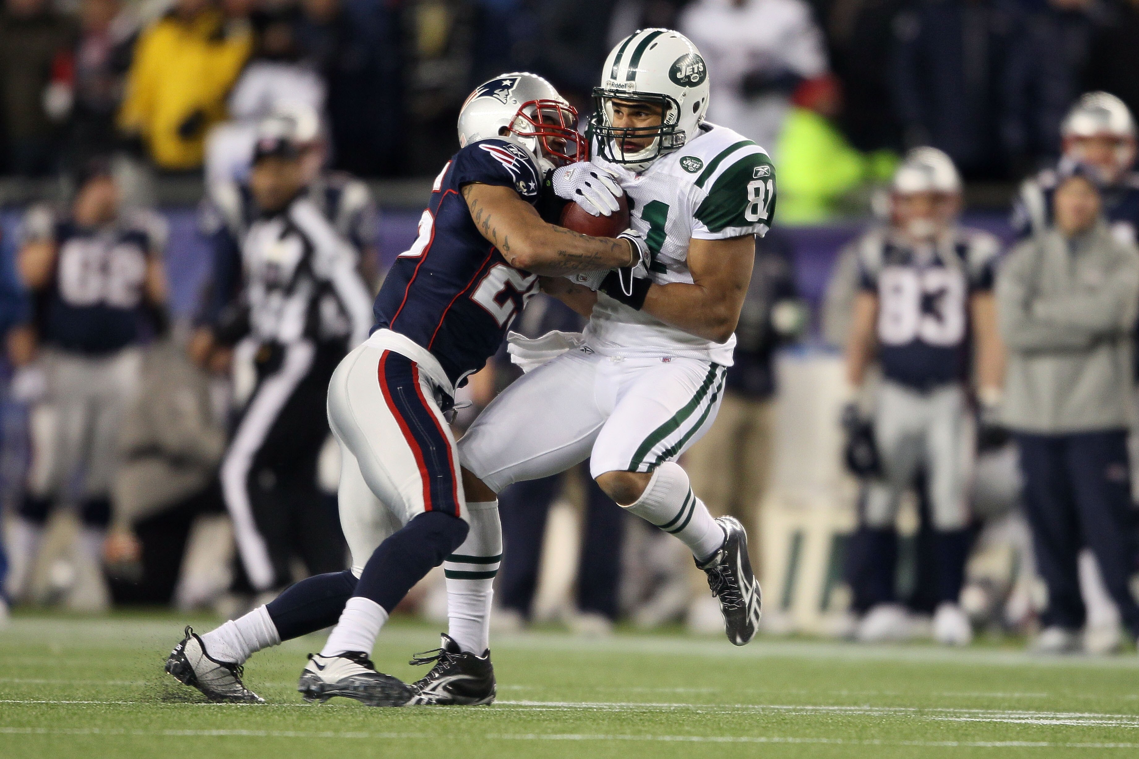 FOXBORO, MA - DECEMBER 06:  Dustin Keller #81 of the New York Jets makes a reception in the first half against Patrick Chung #25 of the New England Patriots at Gillette Stadium on December 6, 2010 in Foxboro, Massachusetts.  (Photo by Elsa/Getty Images)