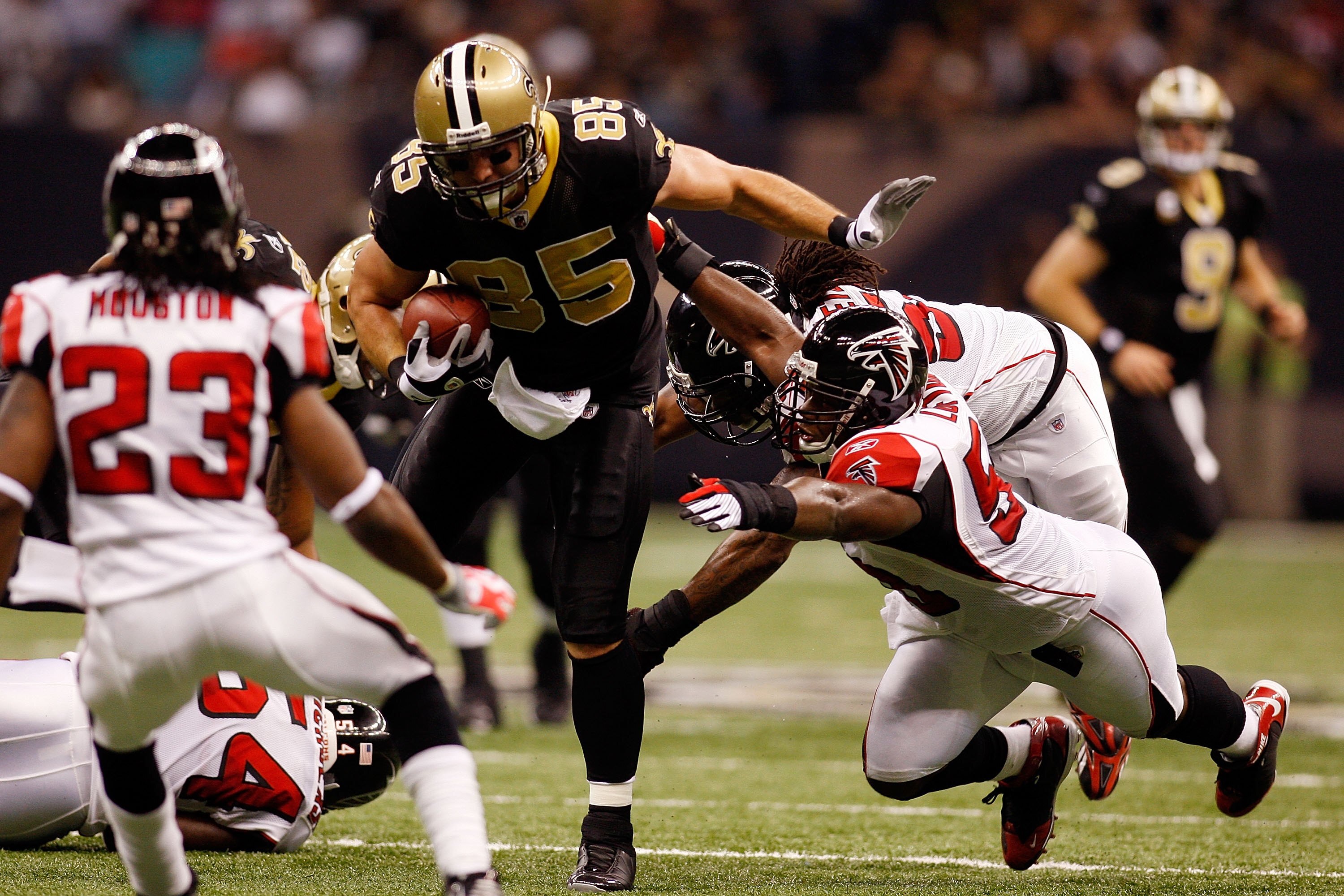 NEW ORLEANS - NOVEMBER 02:  David Thomas #85 of the New Orleans Saints is tackled by Curtis Lofton #50 of the Atlanta Falcons at Louisana Superdome on November 2, 2009 in New Orleans, Louisiana.  (Photo by Chris Graythen/Getty Images)