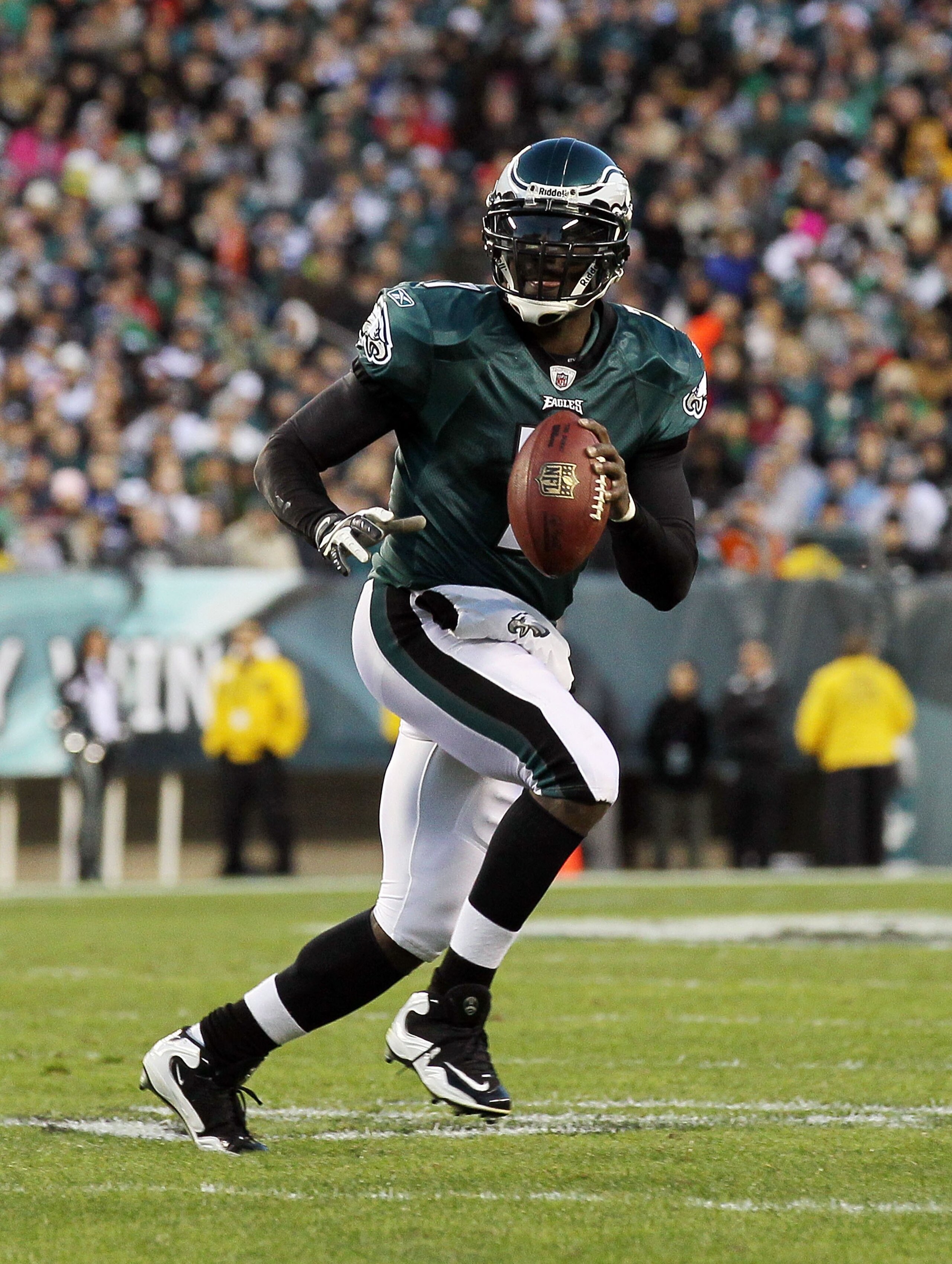 PHILADELPHIA - NOVEMBER 07:  Michael Vick #7 of the Philadelphia Eagles in action against the Indianapolis Colts on November 7, 2010 at Lincoln Financial Field in Philadelphia, Pennsylvania.  (Photo by Jim McIsaac/Getty Images)