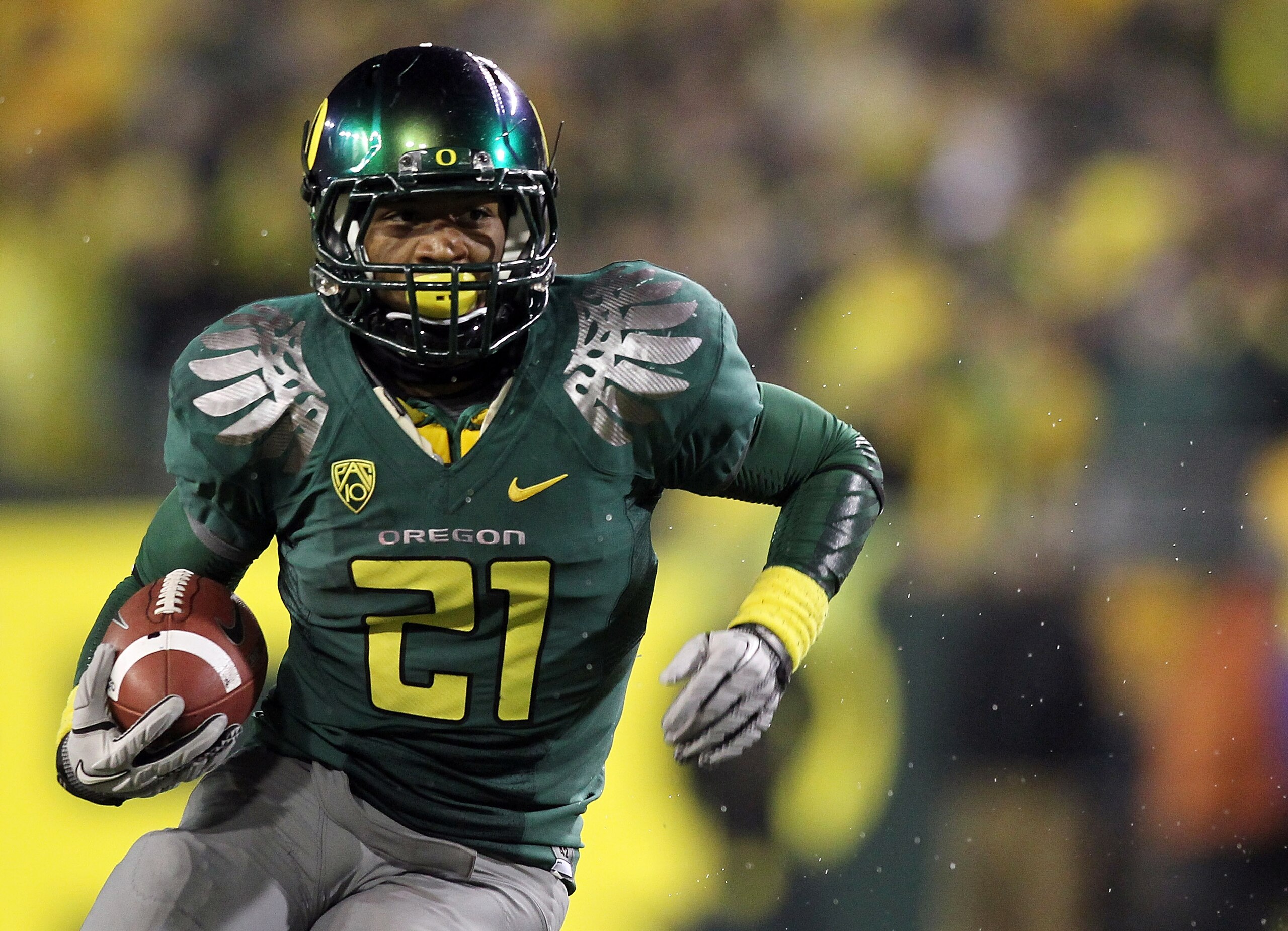 EUGENE, OR - NOVEMBER 26:  LaMichael James #21 of the Oregon Ducks runs for a touchdown run against the Arizona Wildcats on November 26, 2010 at the Autzen Stadium in Eugene, Oregon.  (Photo by Jonathan Ferrey/Getty Images)