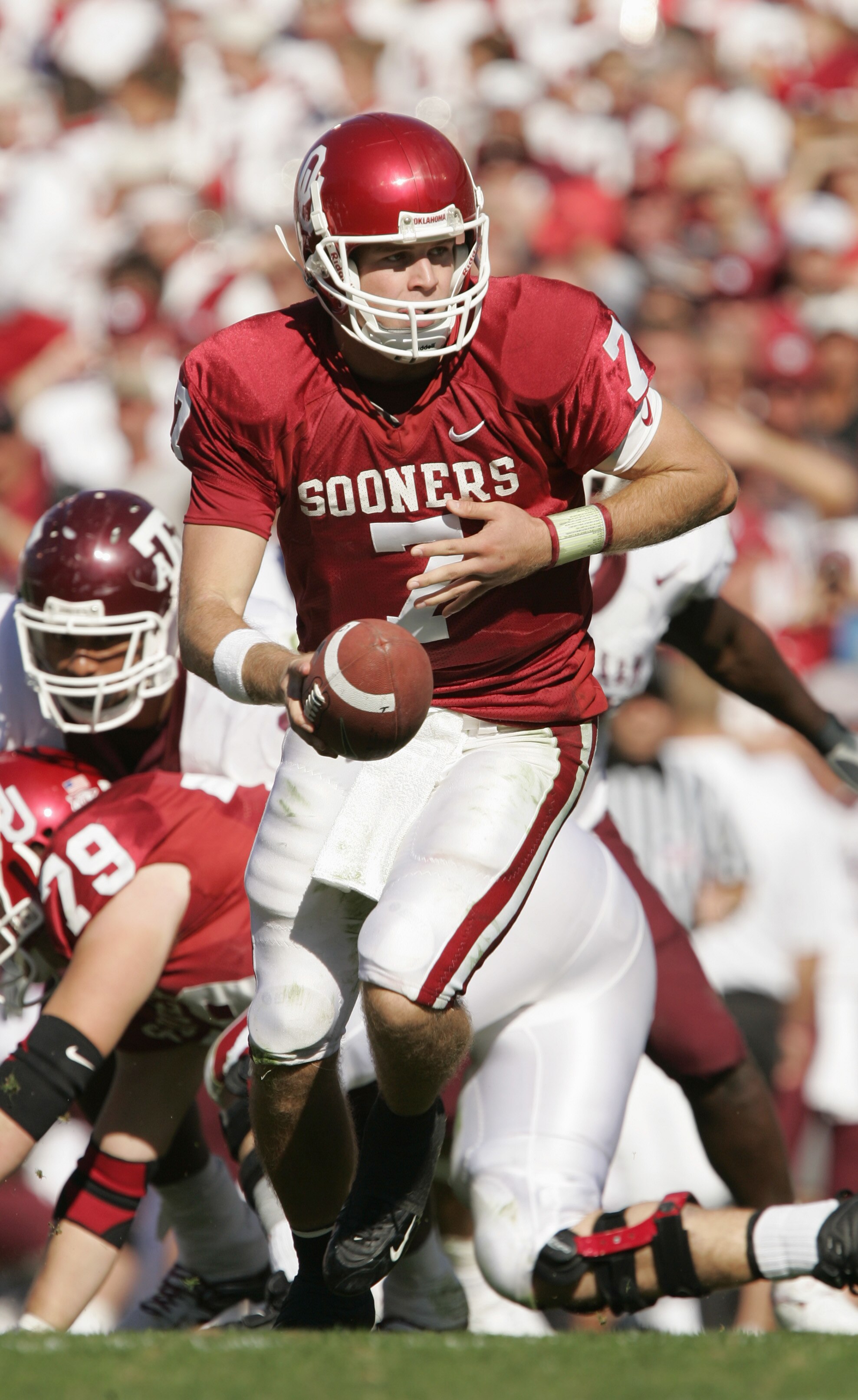 NORMAN, OK - NOVEMBER 12:  Quarterback Rhett Bomer #7 of the Oklahoma Sooners moves to hand-off during the game against the Texas A&M Aggies on November 12, 2005 at Memorial Stadium in Norman, Oklahoma.  The Sooners won 36-30.  (Photo by Brian Bahr/Getty