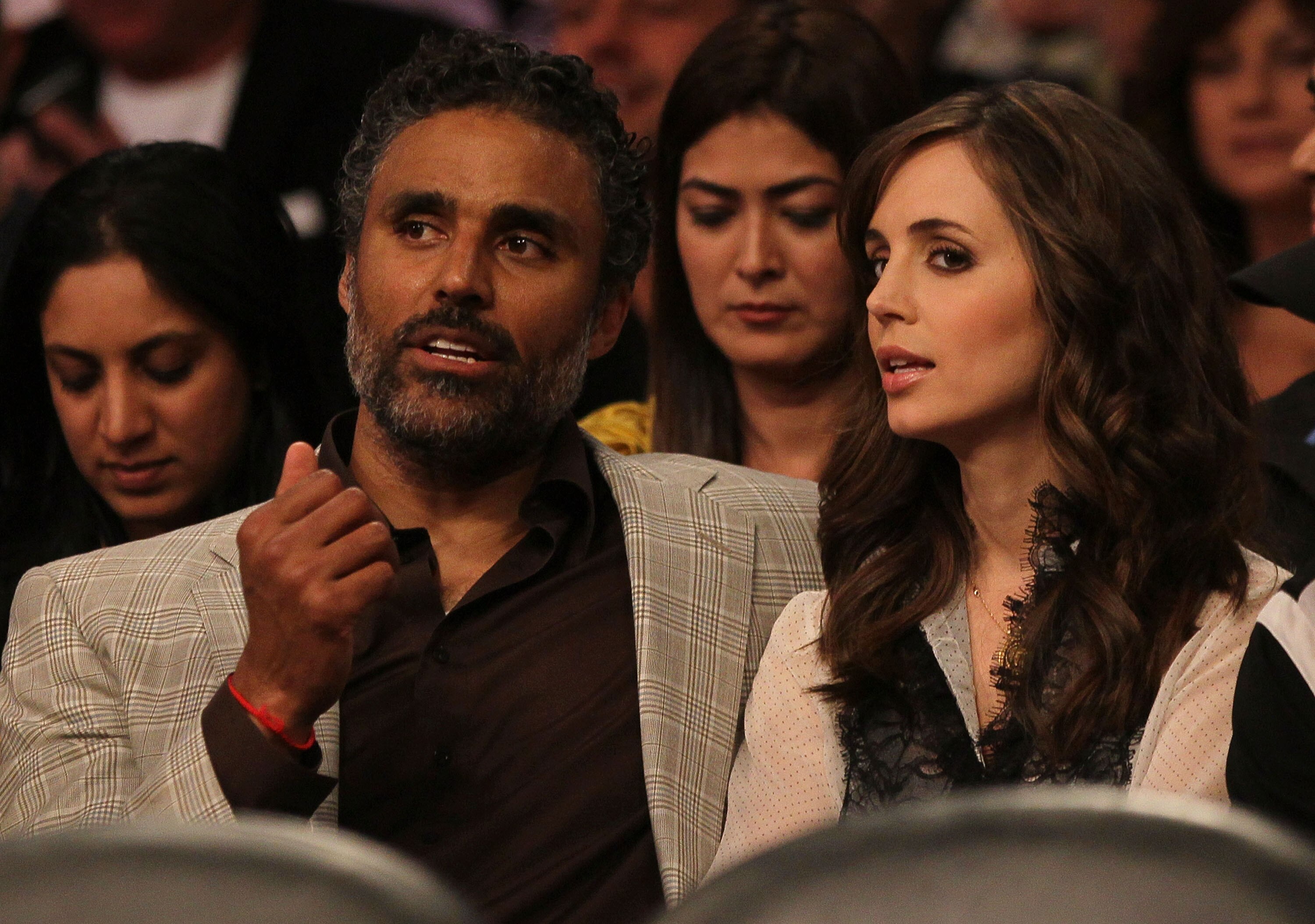 LOS ANGELES, CA - MAY 19:  Former NBA star Rick Fox and actress Eliza Dushku watch the Los Angeles Lakers play the Phoenix Suns in Game Two of the Western Conference Finals during the 2010 NBA Playoffs at Staples Center on May 19, 2010 in Los Angeles, Cal