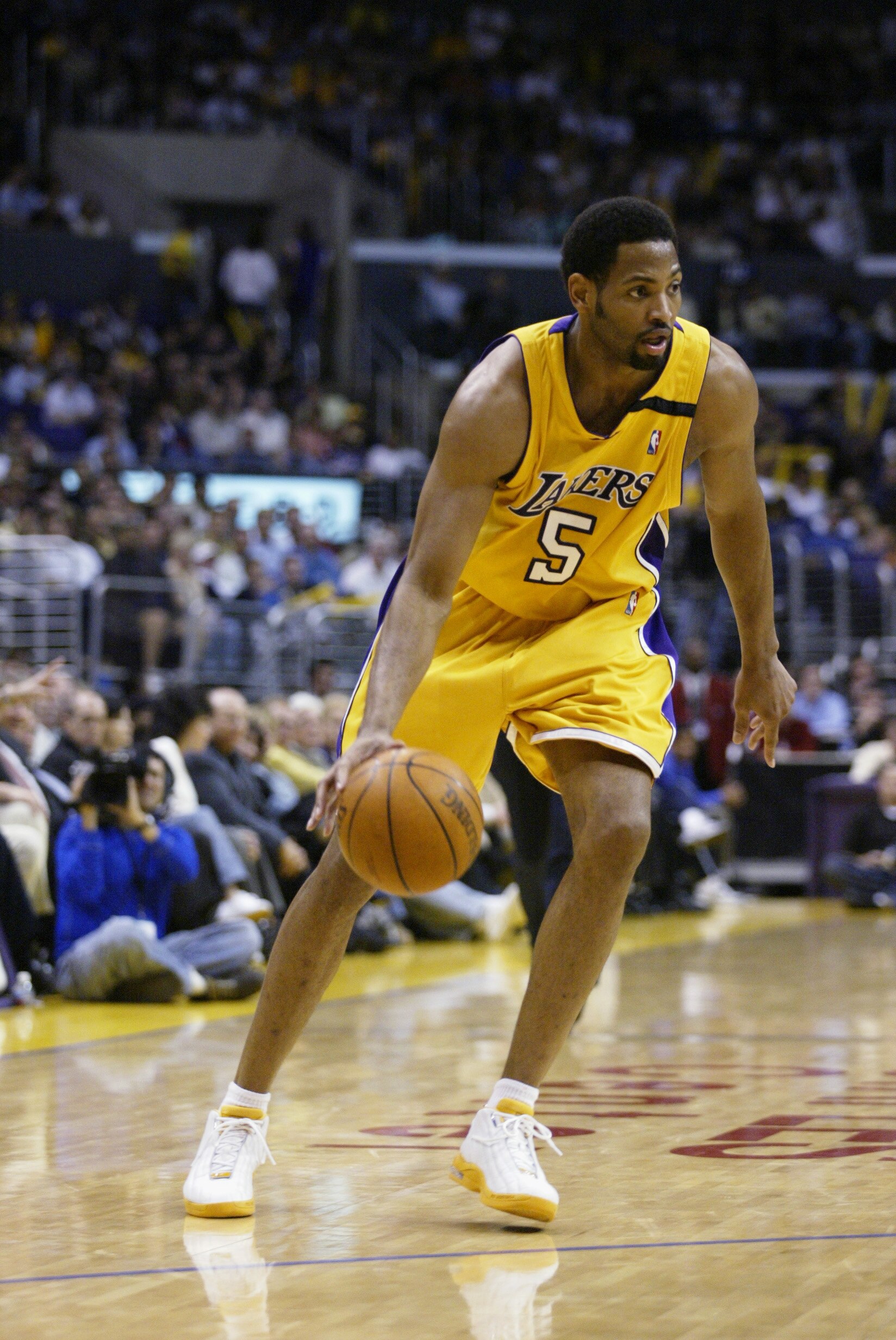 LOS ANGELES - MARCH 31:  Robert Horry #5 of the Los Angeles Lakers drives the ball to the basket during the game against the Memphis Grizzlies at Staples Center on March 31, 2003 in Los Angeles, California.  The Lakers won 110-94.  NOTE TO USER: User expr