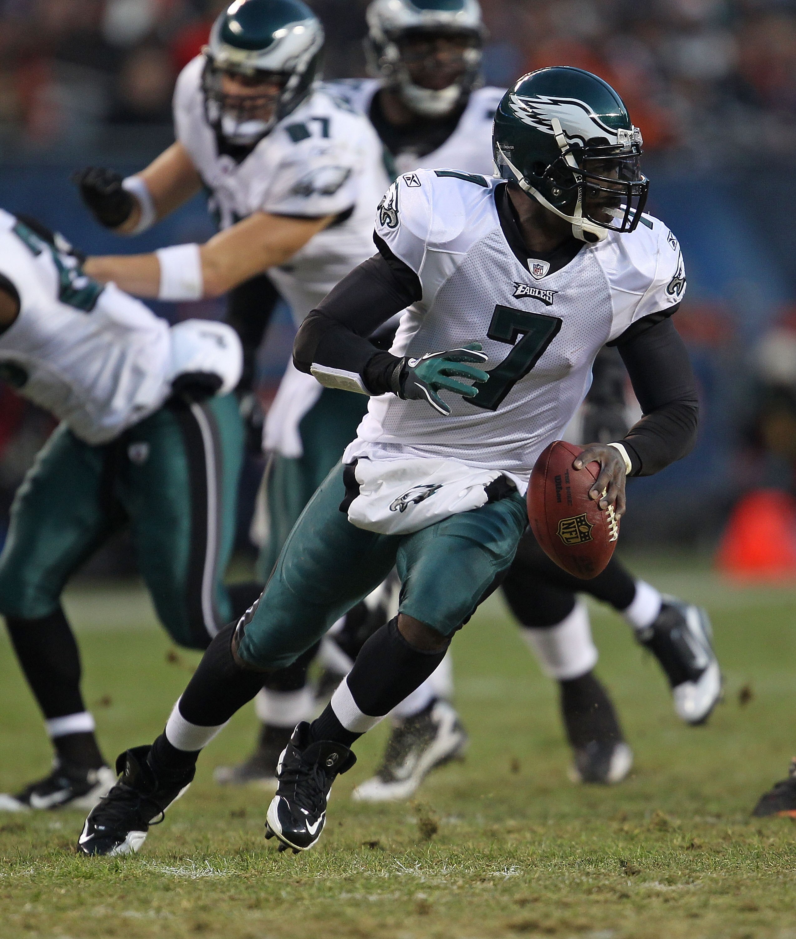 CHICAGO - NOVEMBER 28: Michael Vick #7 of the Philadelphia Eagles runs as he looks for a receiver against the Chicago Bears at Soldier Field on November 28, 2010 in Chicago, Illinois. The Bears defeated the Eagles 31-26. (Photo by Jonathan Daniel/Getty Im