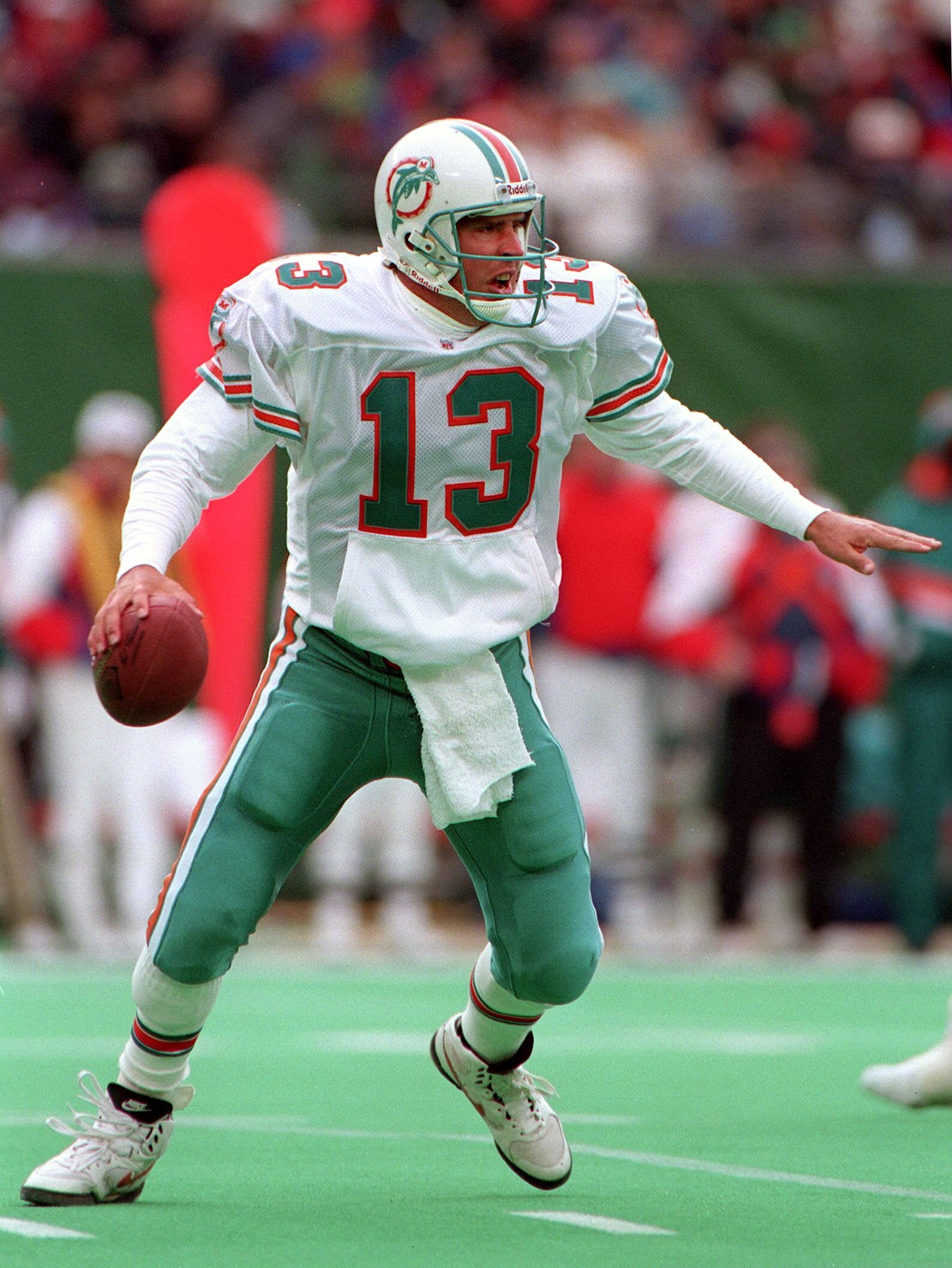 27 Nov 1994: MIAMI DOLPHINS QUARTERBACK DAN MARINO IN ACTION DURING THE FIRST HALF OF THE JETS V MIAMI GAME AT GIANTS STADIUM IN THE MEADOWLANDS, NJ. MARINO FINISHED THE DAY, 31 OF 44 FOR 359 YARDS AND FOUR TOUCHDOWNS TO WIDE RECEIVER MARK INGRAM, AS THE