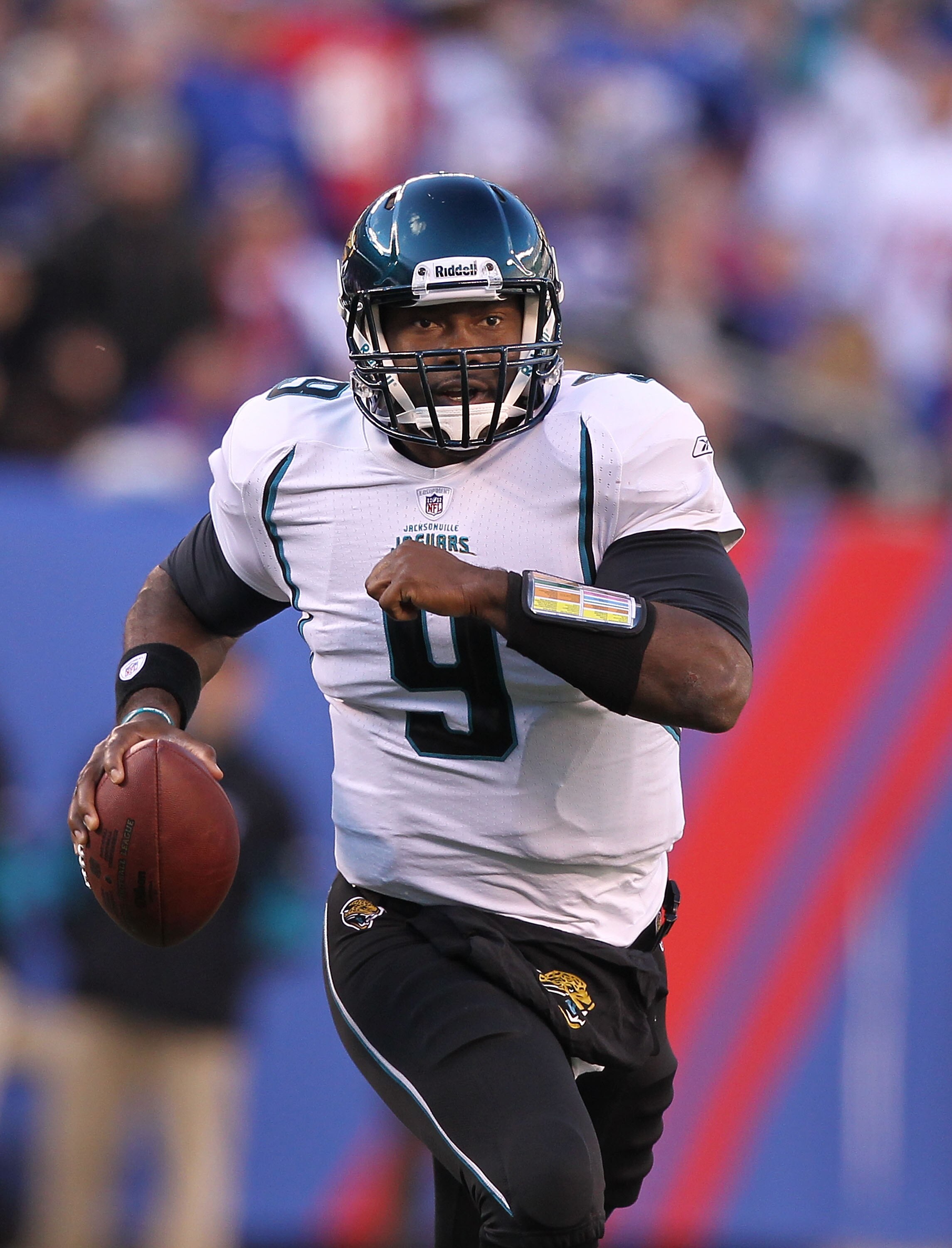 EAST RUTHERFORD, NJ - NOVEMBER 28:  David Garrard #9 of the Jacksonville Jaguarsin action against  the New York Giants during the second Quarter of their game on November 28, 2010 at The New Meadowlands Stadium in East Rutherford, New Jersey.  (Photo by A
