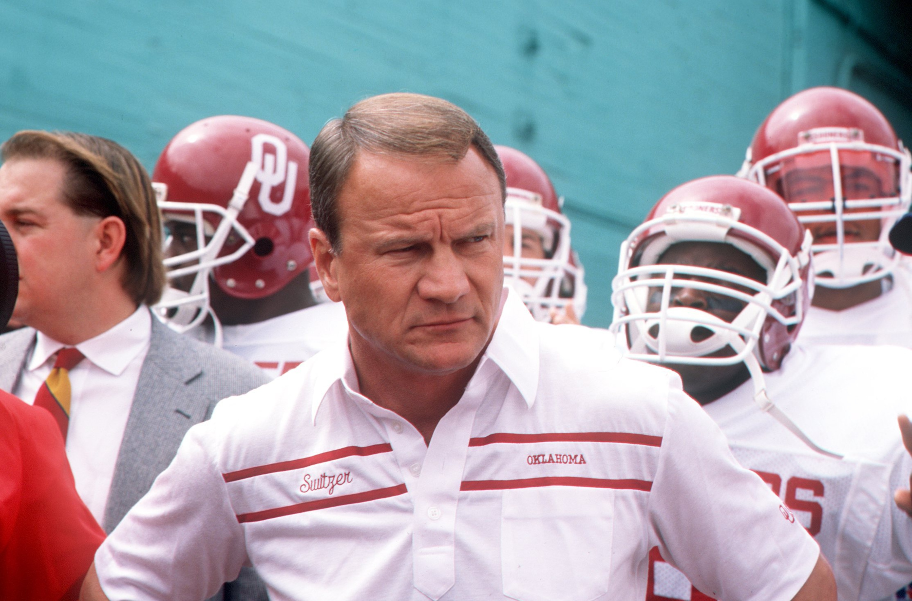 24 SEP 1988: UNIVERSITY OF OKLAHOMA FOOTBALL COACH BARRY SWITZER WITH HIS TEAM BEFORE THE SOONERS 23-7 LOSS TO THE USC TROJANS. Mandatory Credit: STEPHEN DUNN/ALLSPORT 24 SEP 1988: UNIVERSITY OF OKLAHOMA FOOTBALL COACH BARRY SWITZER WITH HIS TEAM BEFORE THE SOONERS 23-7 LOSS TO THE USC TROJANS. Mandatory Credit: STEPHEN DUNN/ALLSPORT