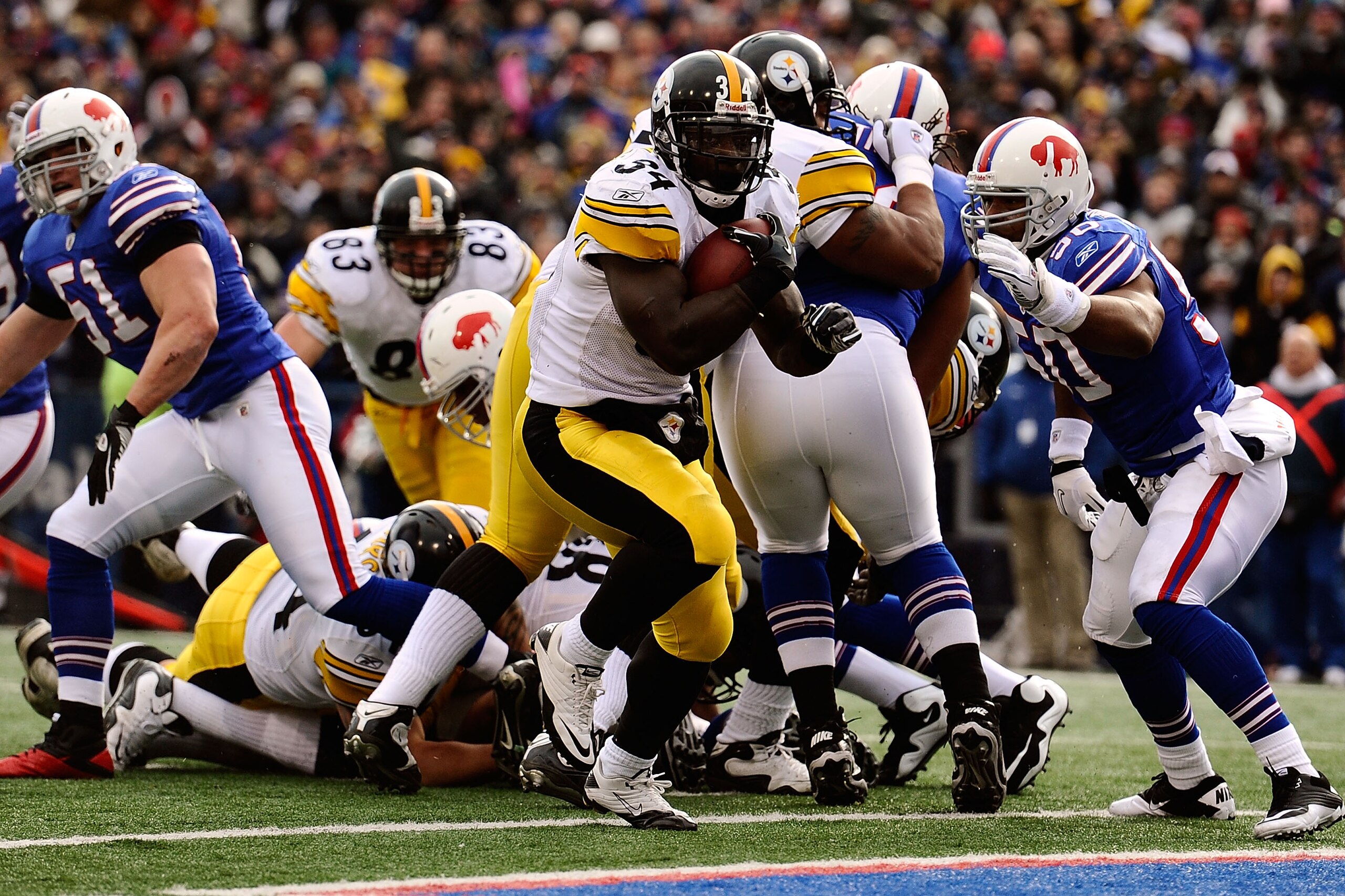 ORCHARD PARK, NY - NOVEMBER 28:  Rashard Mendenhall #34 of the Pittsburgh Steelers rushes for a touchdown against the Buffalo Bills at Ralph Wilson Stadium on November 28, 2010 in Orchard Park, New York.  (Photo by Karl Walter/Getty Images)