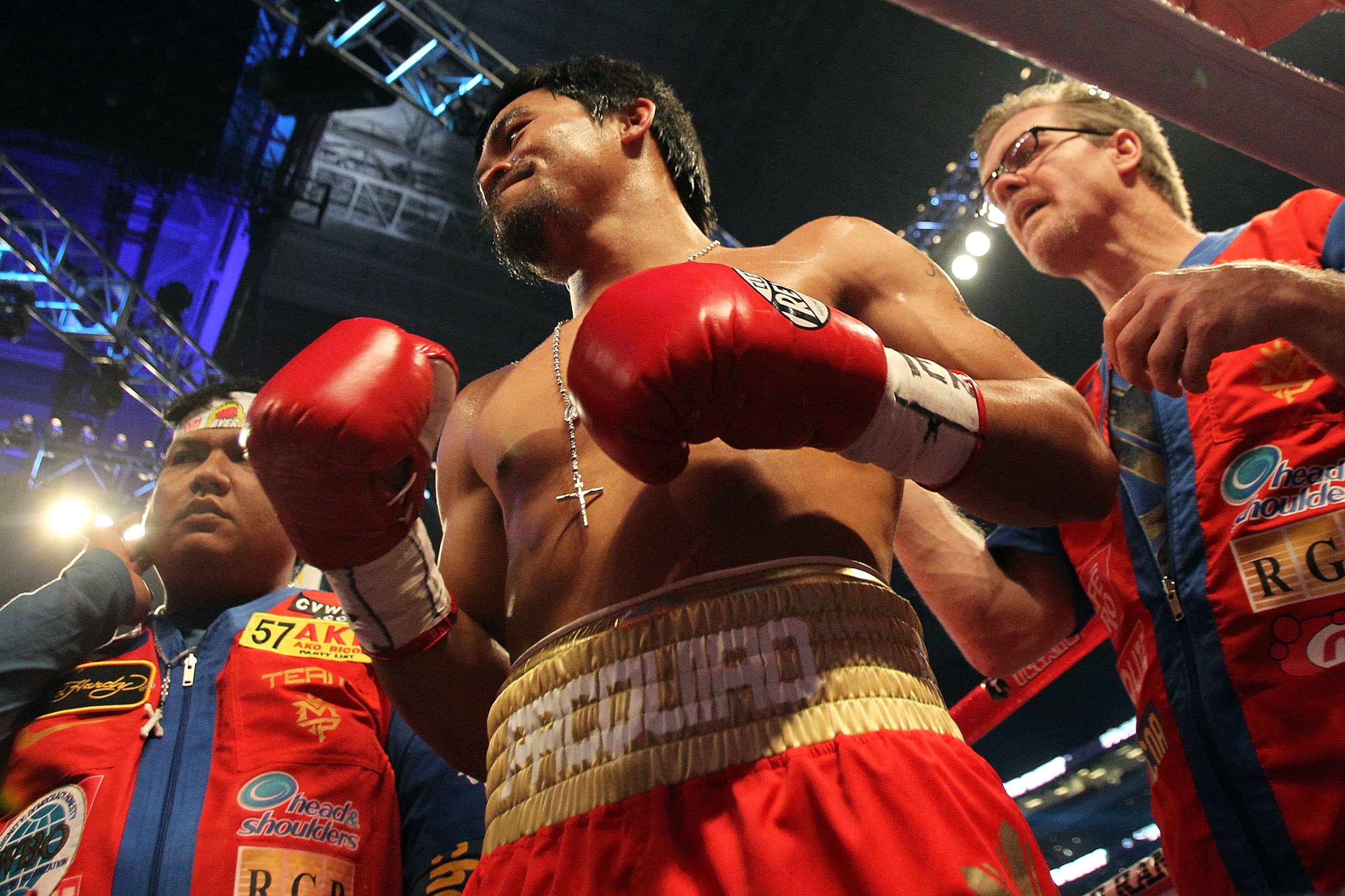 ARLINGTON, TX - MARCH 13:  Manny Pacquiao of the Philippines looks on in the ring with trainer Freddie Roach while taking on Joshua Clottey of Ghana during the WBO welterweight title fight at Cowboys Stadium on March 13, 2010 in Arlington, Texas. Pacquiao