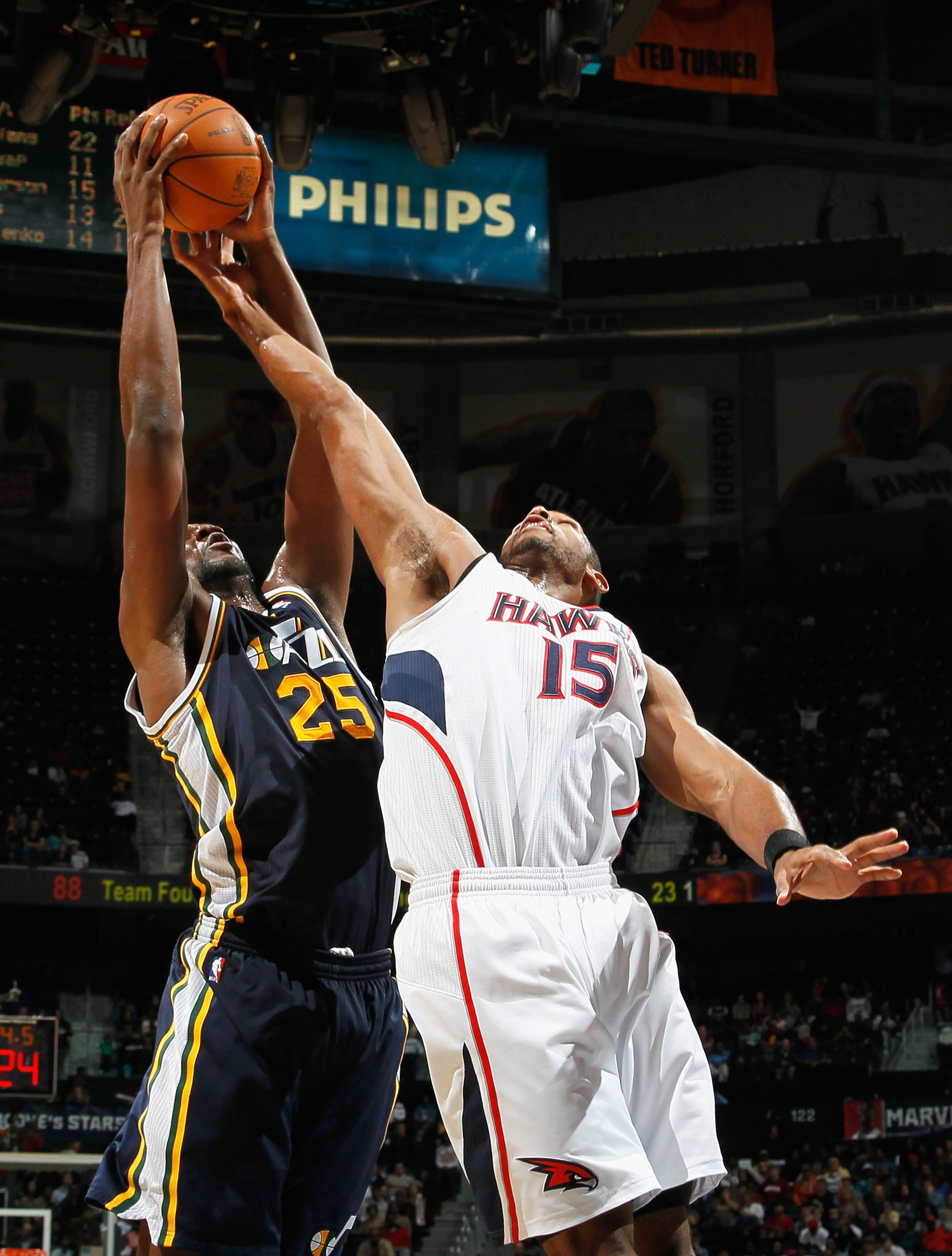 ATLANTA - NOVEMBER 12: Al Jefferson #25 of the Utah Jazz grabs a rebound against Al Horford #15 of the Atlanta Hawks at Philips Arena on November 12, 2010 in Atlanta, Georgia. NOTE TO USER: User expressly acknowledges and agrees that, by downloading and ATLANTA - NOVEMBER 12: Al Jefferson #25 of the Utah Jazz grabs a rebound against Al Horford #15 of the Atlanta Hawks at Philips Arena on November 12, 2010 in Atlanta, Georgia. NOTE TO USER: User expressly acknowledges and agrees that, by downloading and