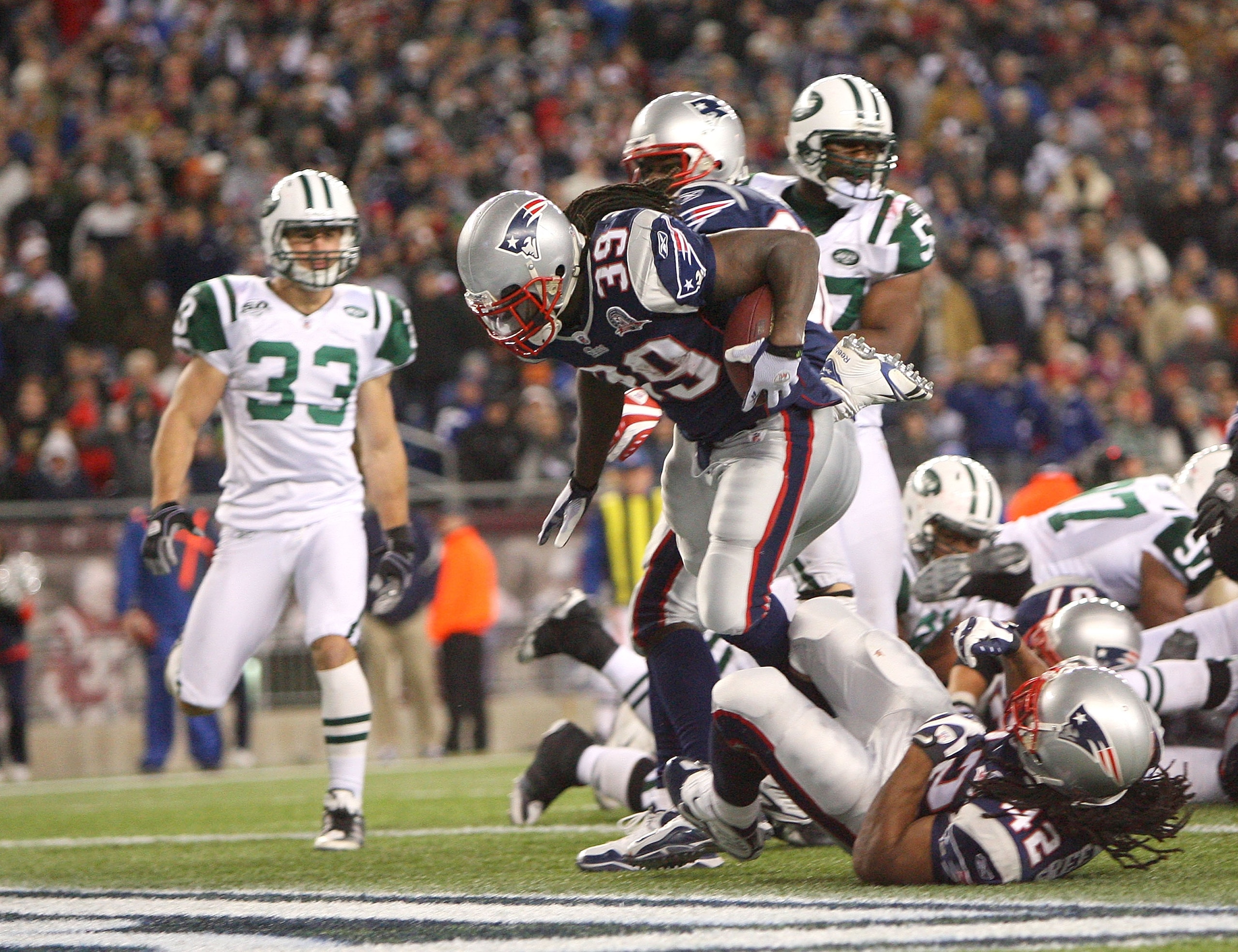 FOXBORO, MA - NOVEMBER 22: Laurence Maroney #39 of the New England Patriots scores a touchdown in the fourth quarter during a game against the New York Jets at Gillette Stadium on November 22, 2009 in Foxboro, Massachusetts. (Photo by Jim Rogash/Getty Ima