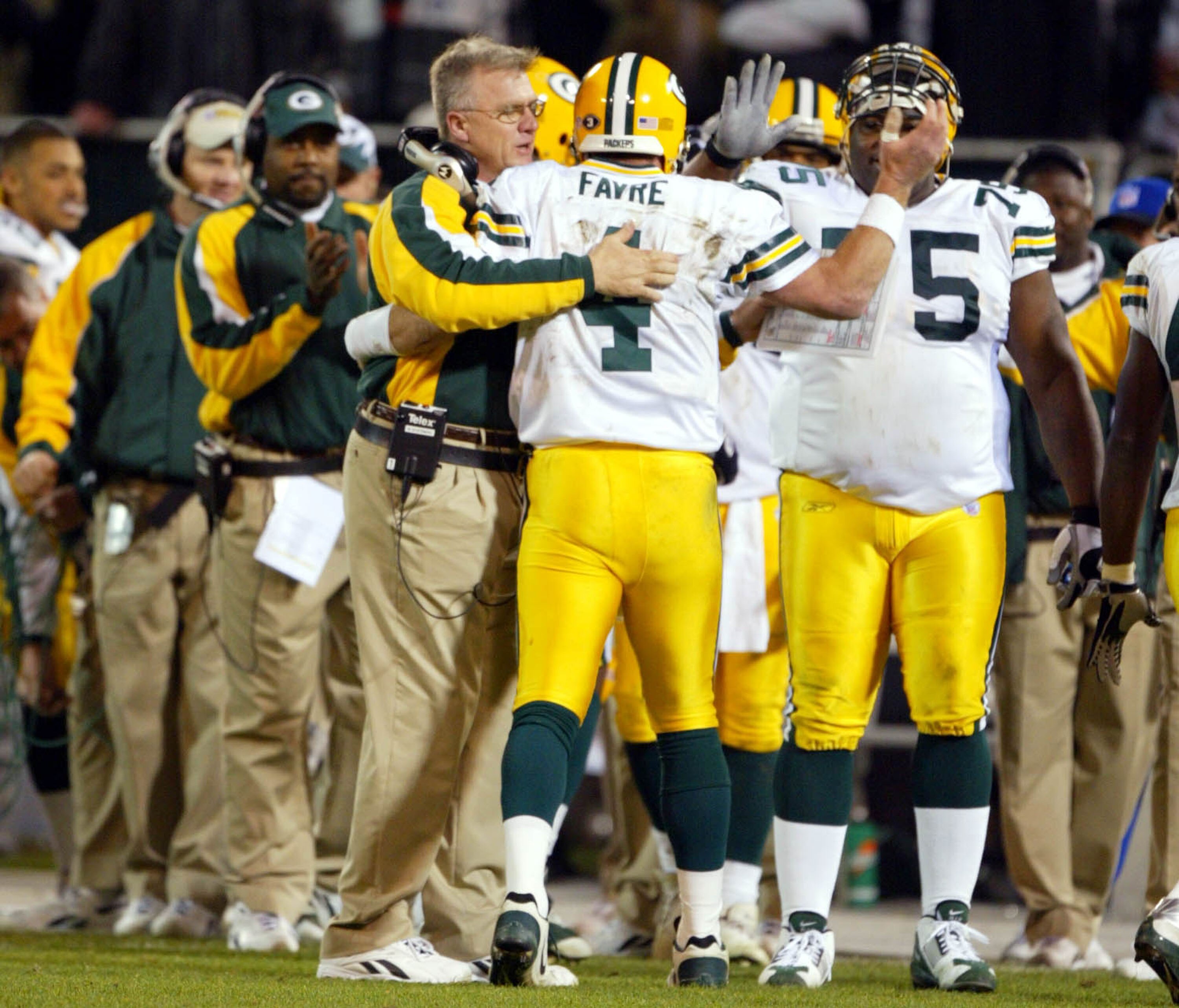 OAKLAND, CA - DECEMBER 22:  Head coach Mike Sherman congratulates Brett Favre #4 of the Green Bay Packers after throwing his fourth TD of the half against the Oakland Raiders during an NFL game on December 22, 2003  at the Network Associates Coliseum in O
