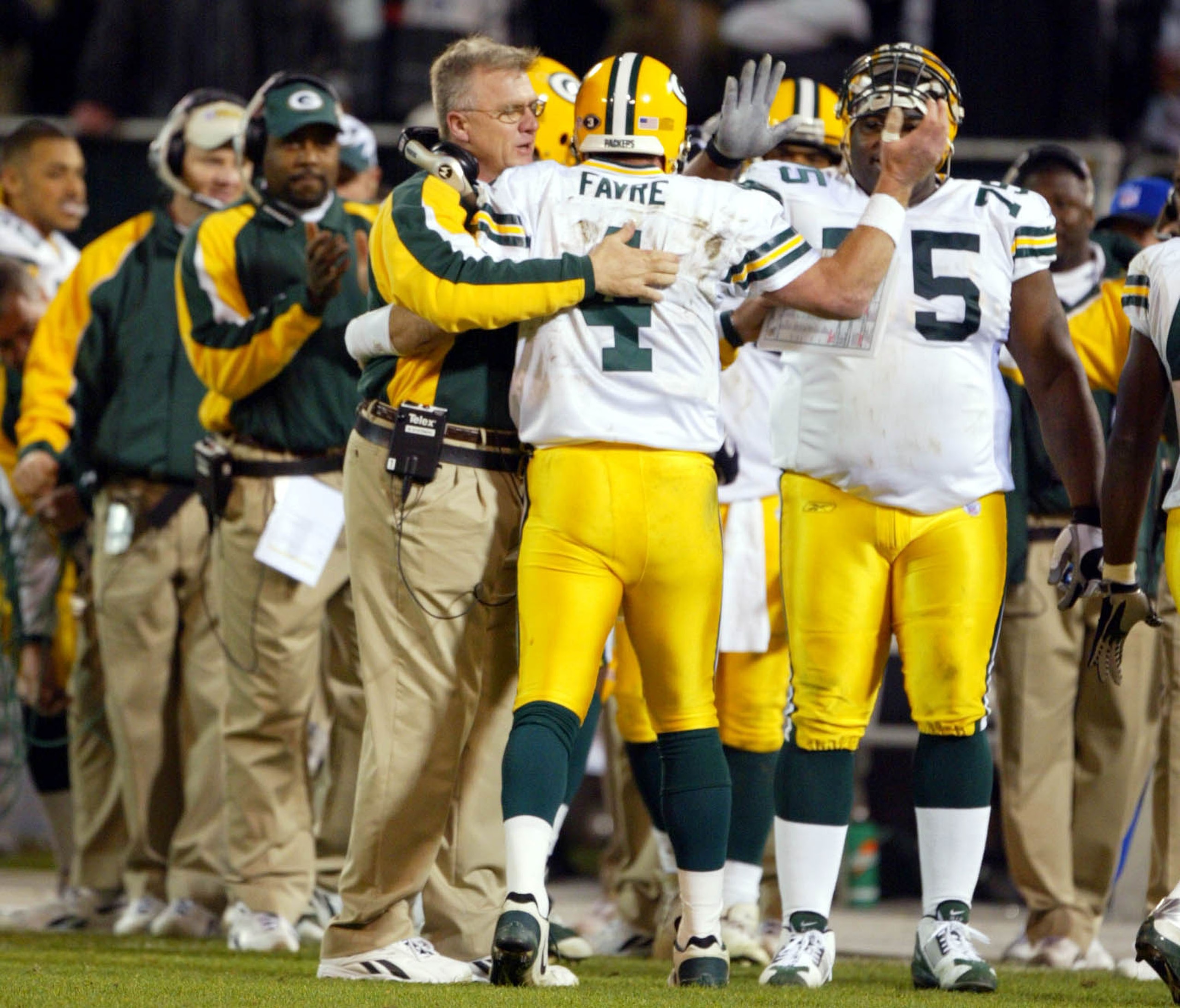 OAKLAND, CA - DECEMBER 22:  Head coach Mike Sherman congratulates Brett Favre #4 of the Green Bay Packers after throwing his fourth TD of the half against the Oakland Raiders during an NFL game on December 22, 2003  at the Network Associates Coliseum in O