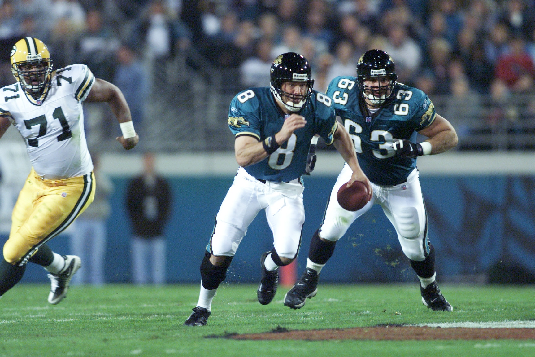 03 Dec 2001 : Quarterback Mark Brunell #8 of the Jacksonville Jaguars breaks into a sprint against the Green Bay Packers during the game at Alltel Stadium in Jacksonville, Florida. DIGITAL IMAGE. Mandatory Credit: Andy Lyons/Allsport