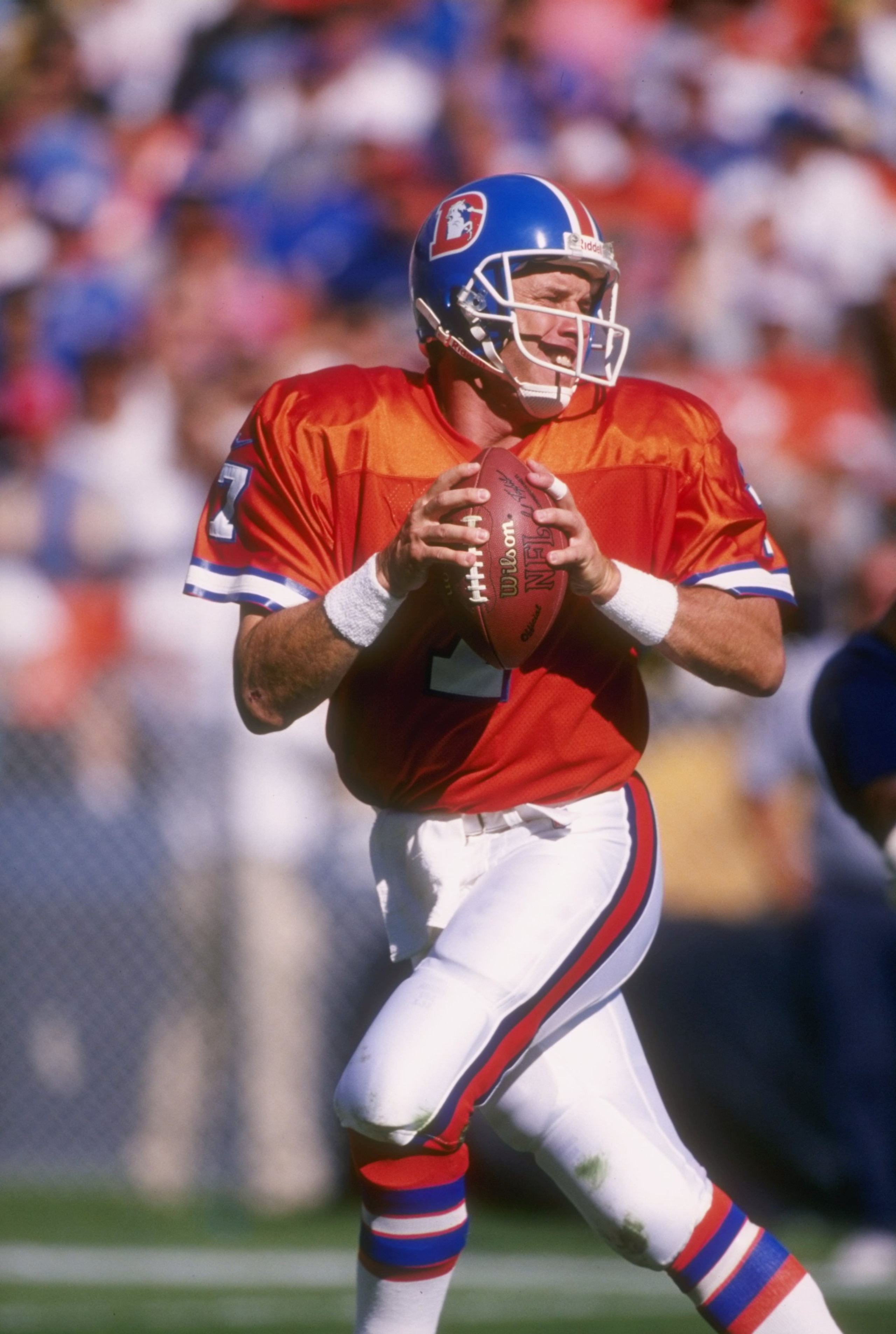 13 Oct 1996: Quarterback John Elway of the Denver Broncos scans the defense for an open receiver as he drops back to pass during a play in the Broncos 28-17 victory over the San Diego Chargers at Mile High Stadium in Denver, Colorado.  Mandatory Credit: M